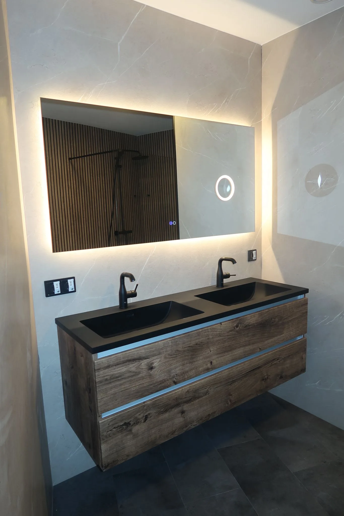 Comfort badkamer met dubbele wastafel en LED spiegel