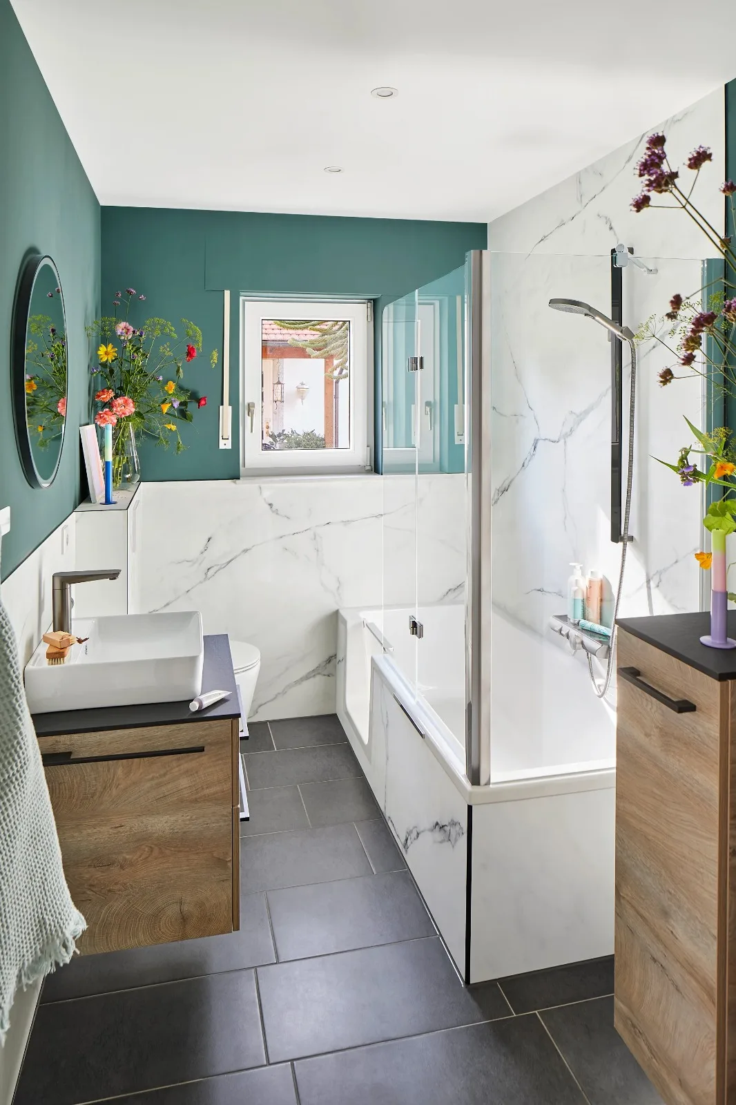 Complete badkamerrenovatie marmer en houtlook