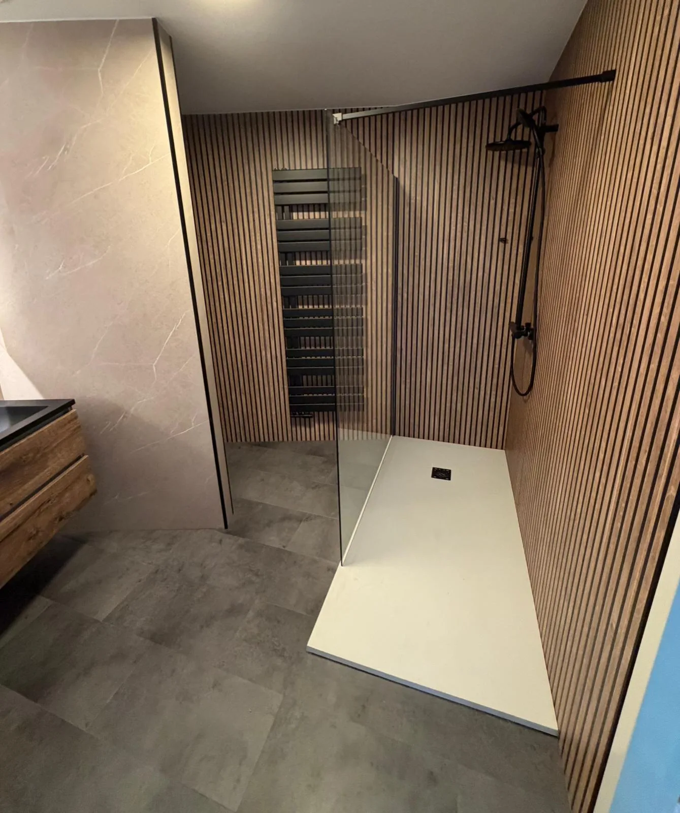Drempelloze inloopdouche met houtlook wandpanelen