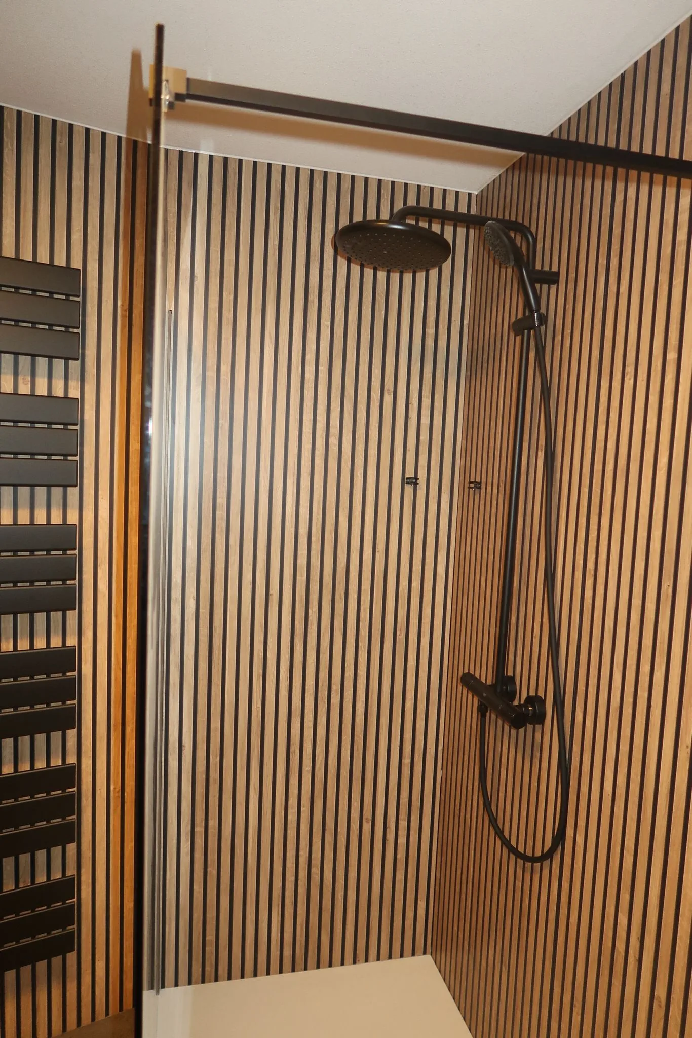 Sunshower regendouche in houtlook badkamer