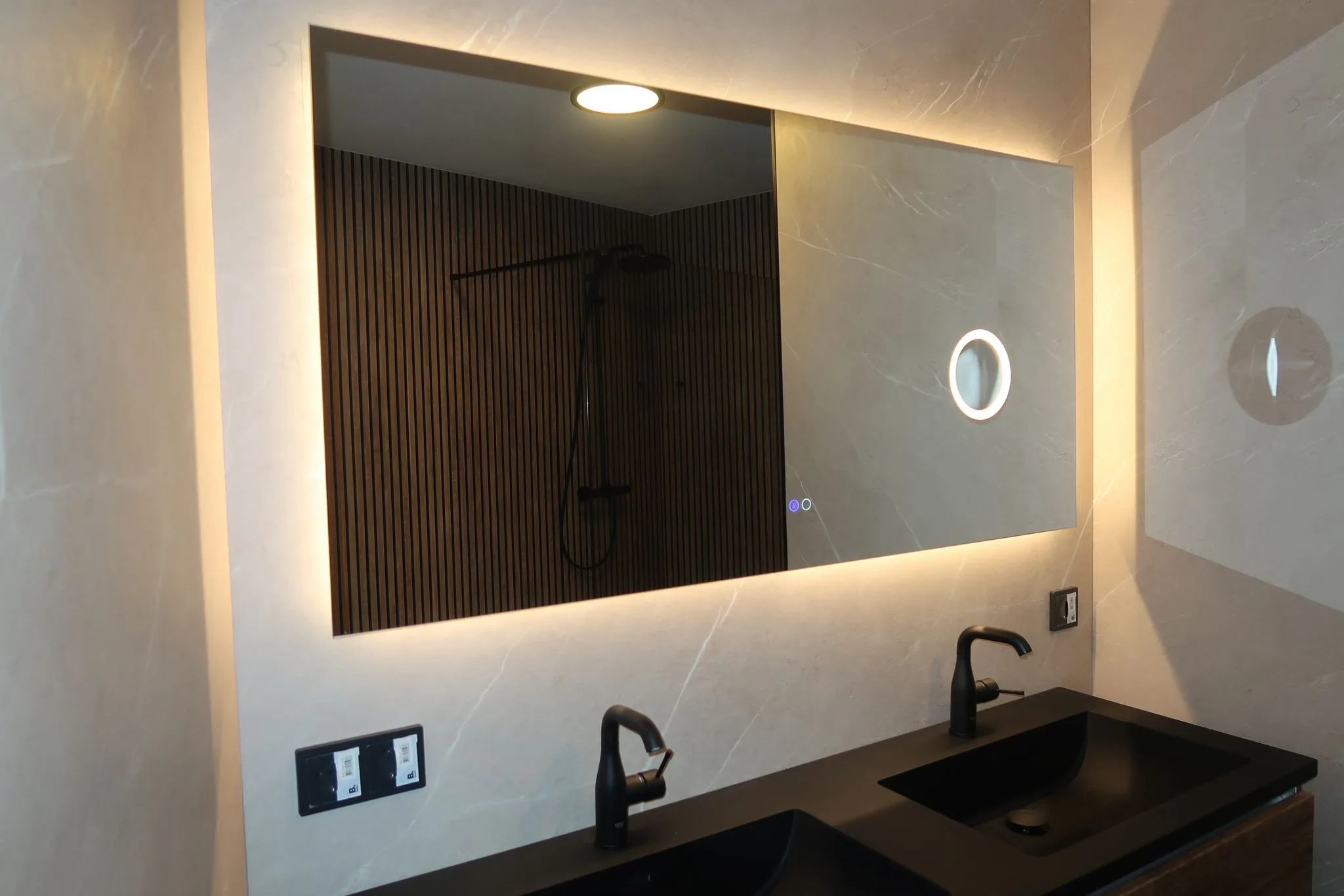 Luxe comfort badkamer met LED spiegel en houtlook