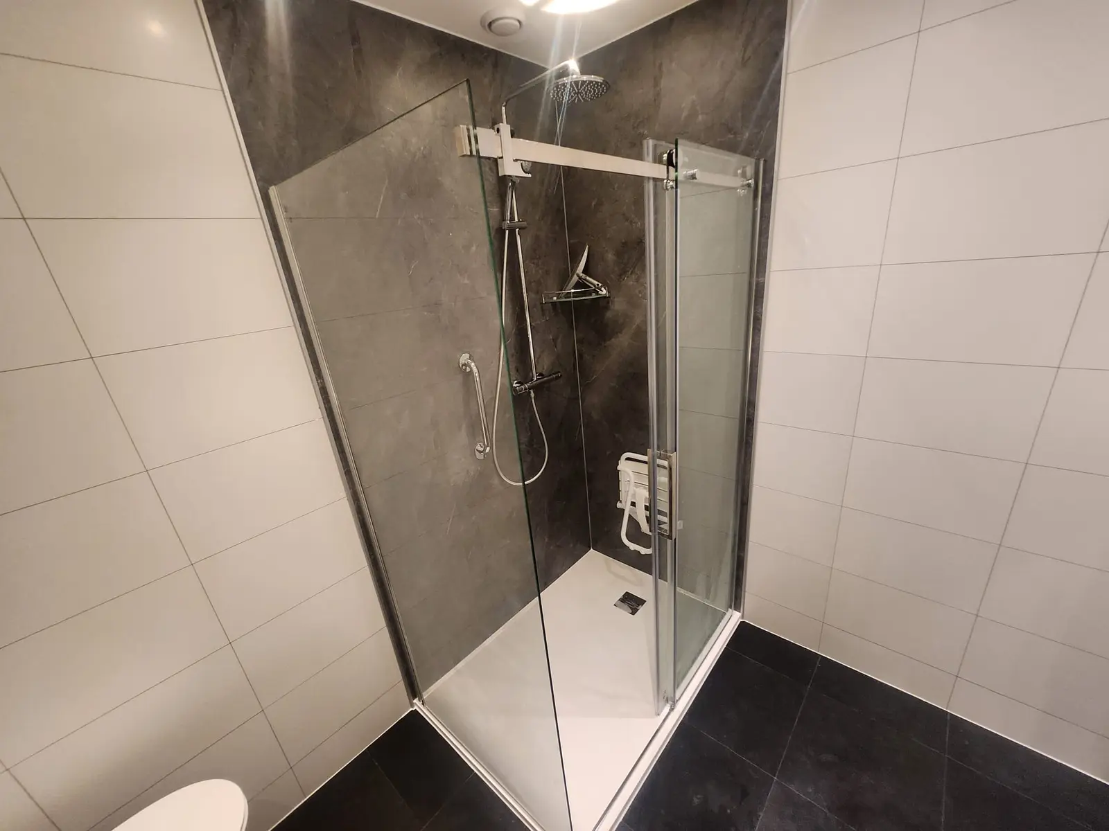 Marmerlook inloopdouche na renovatie