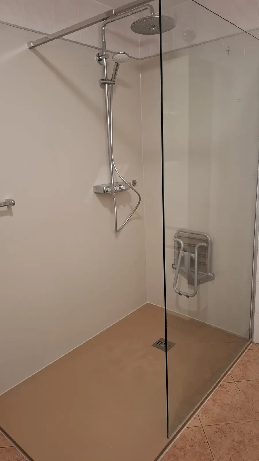 Houtlook wastafelmeubel na renovatie