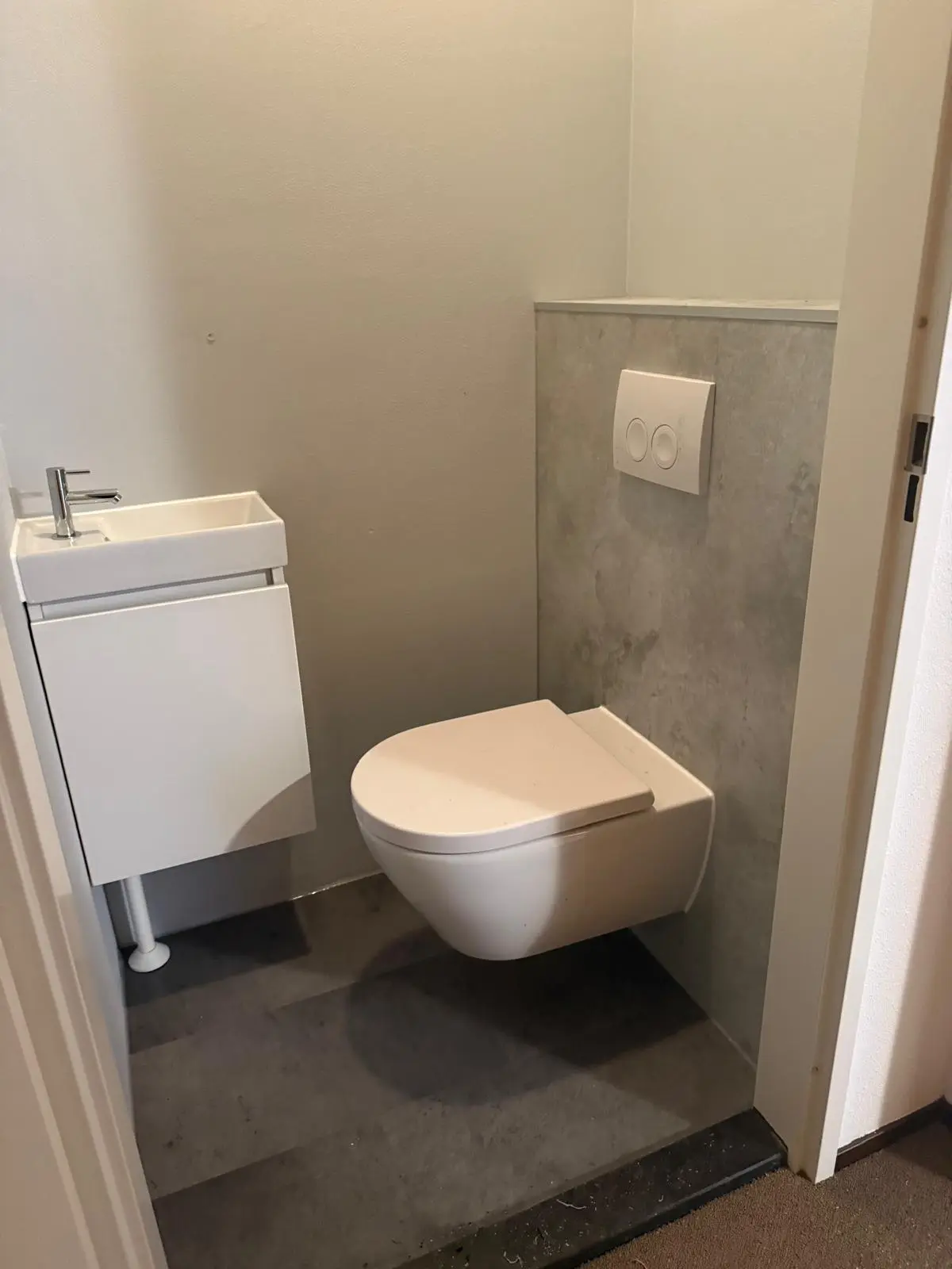 Marmerlook badkamer na renovatie