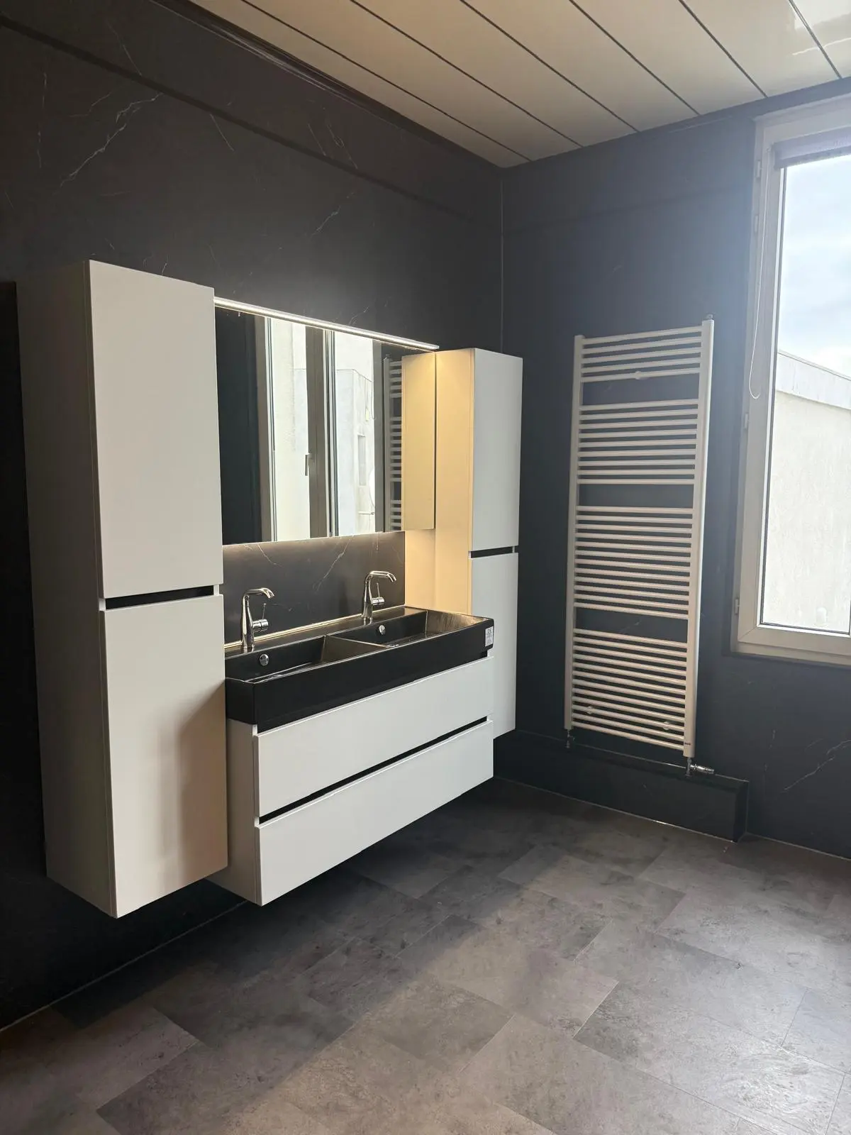 Marmerlook badkamer na renovatie