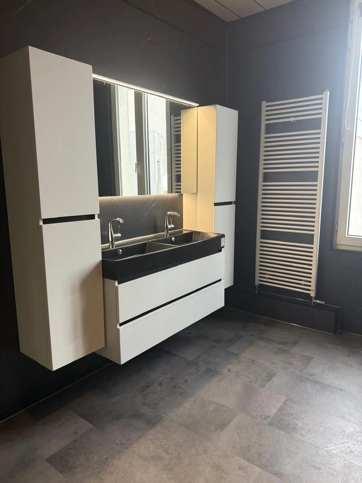 Marmerlook badkamer na renovatie