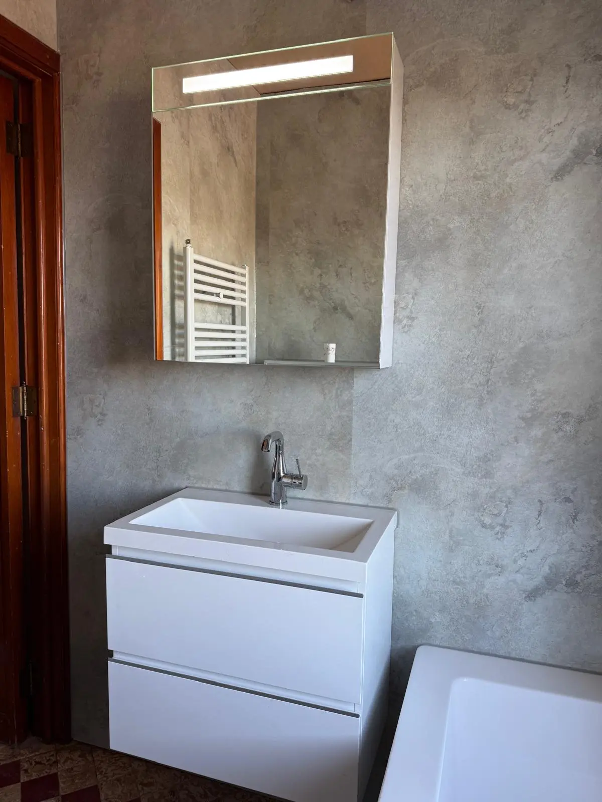 Marmerlook badkamer na renovatie