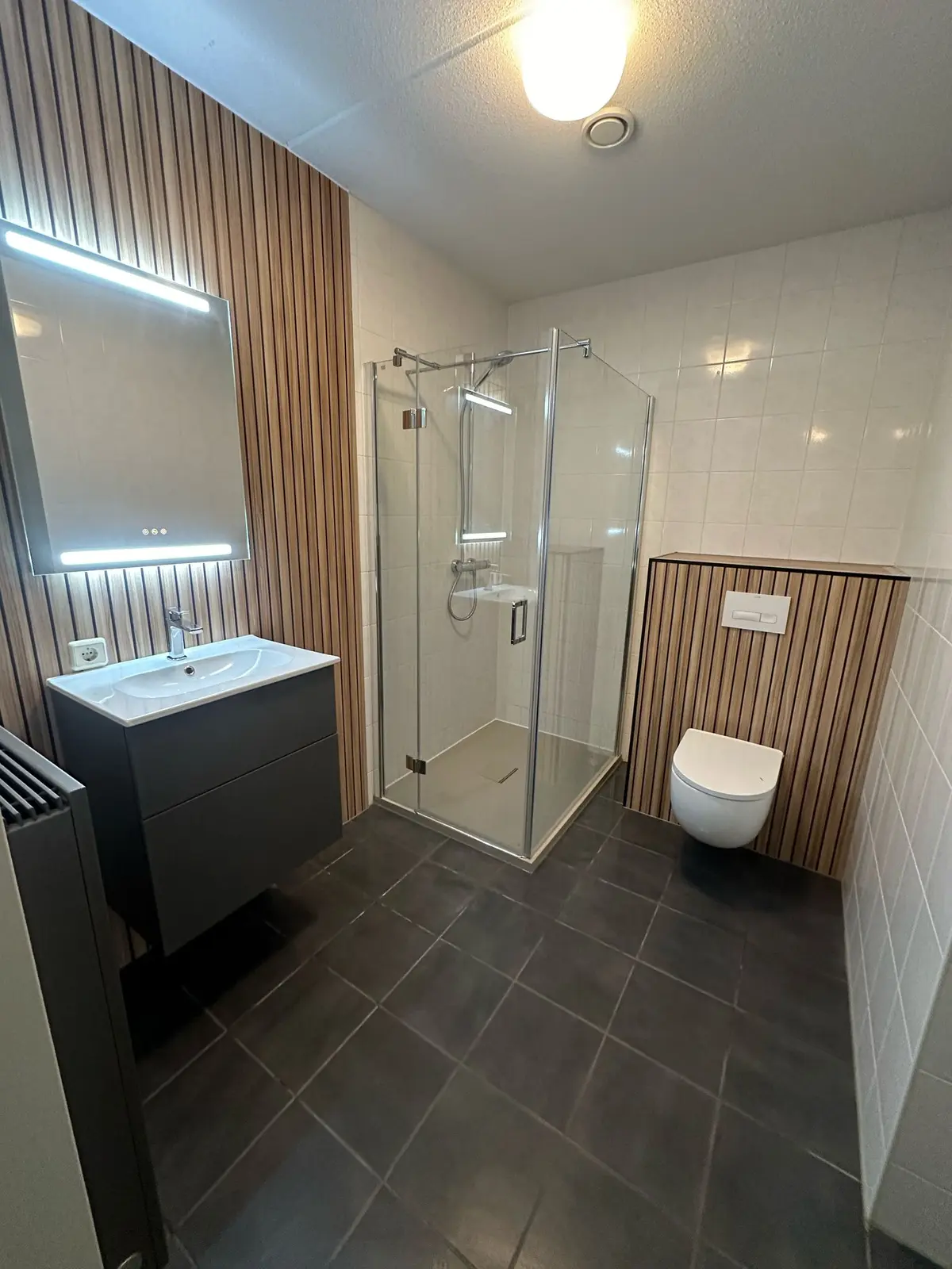Marmerlook badkamer na renovatie