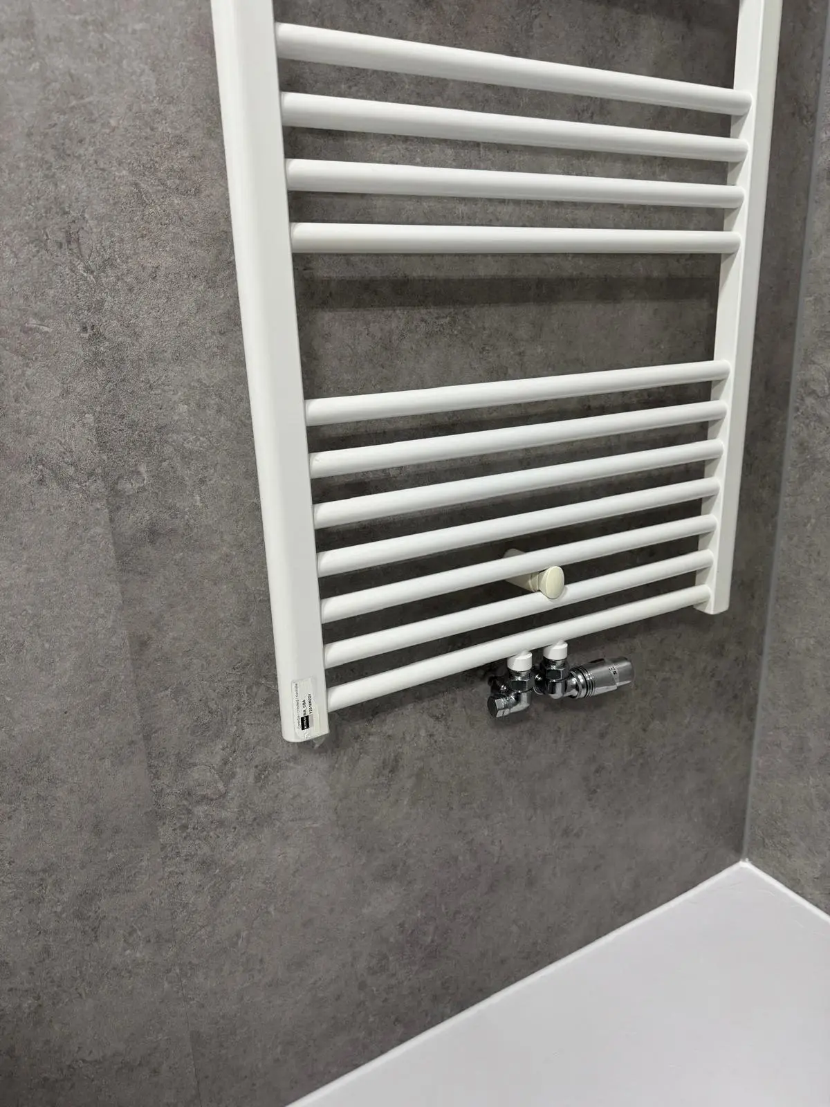 Marmerlook badkamer na renovatie