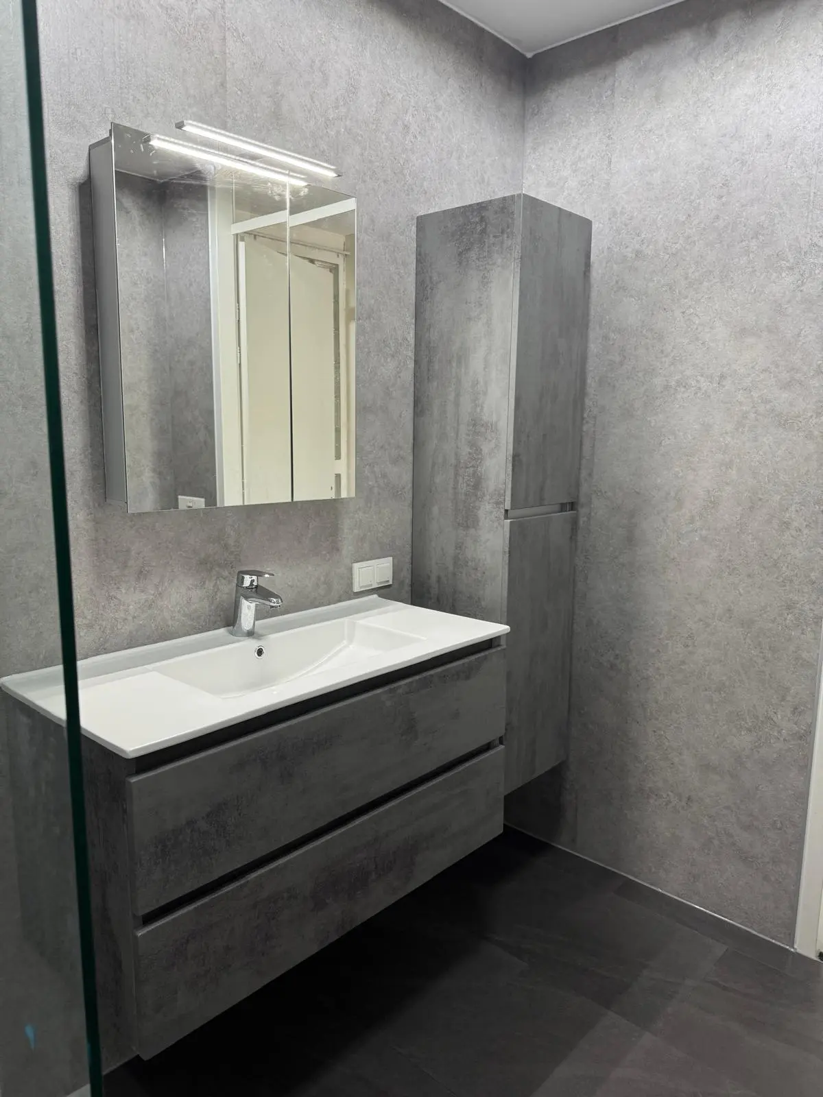 Marmerlook badkamer na renovatie