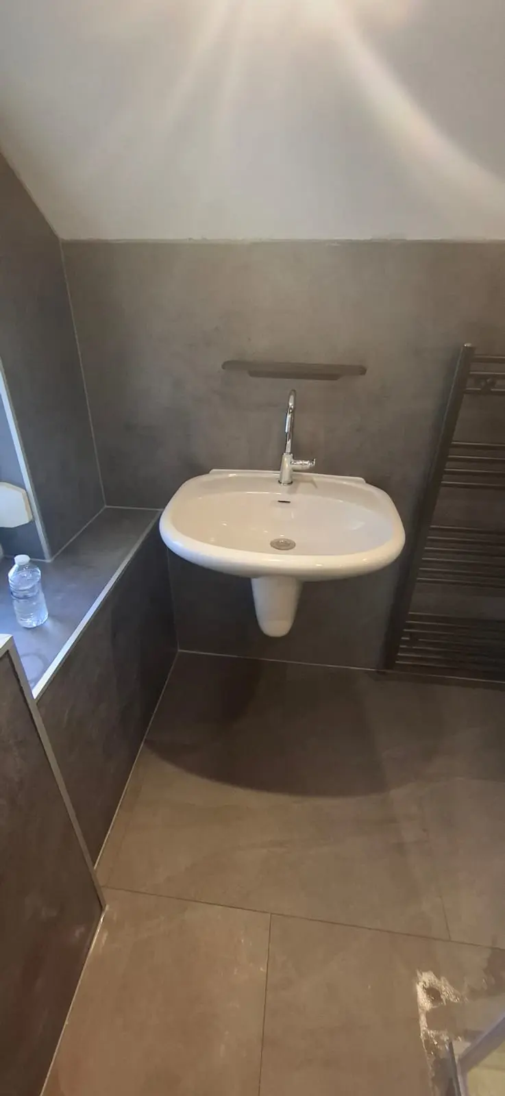 Marmerlook badkamer na renovatie