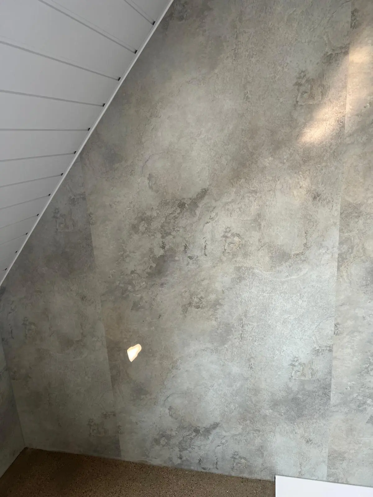 Marmerlook badkamer na renovatie