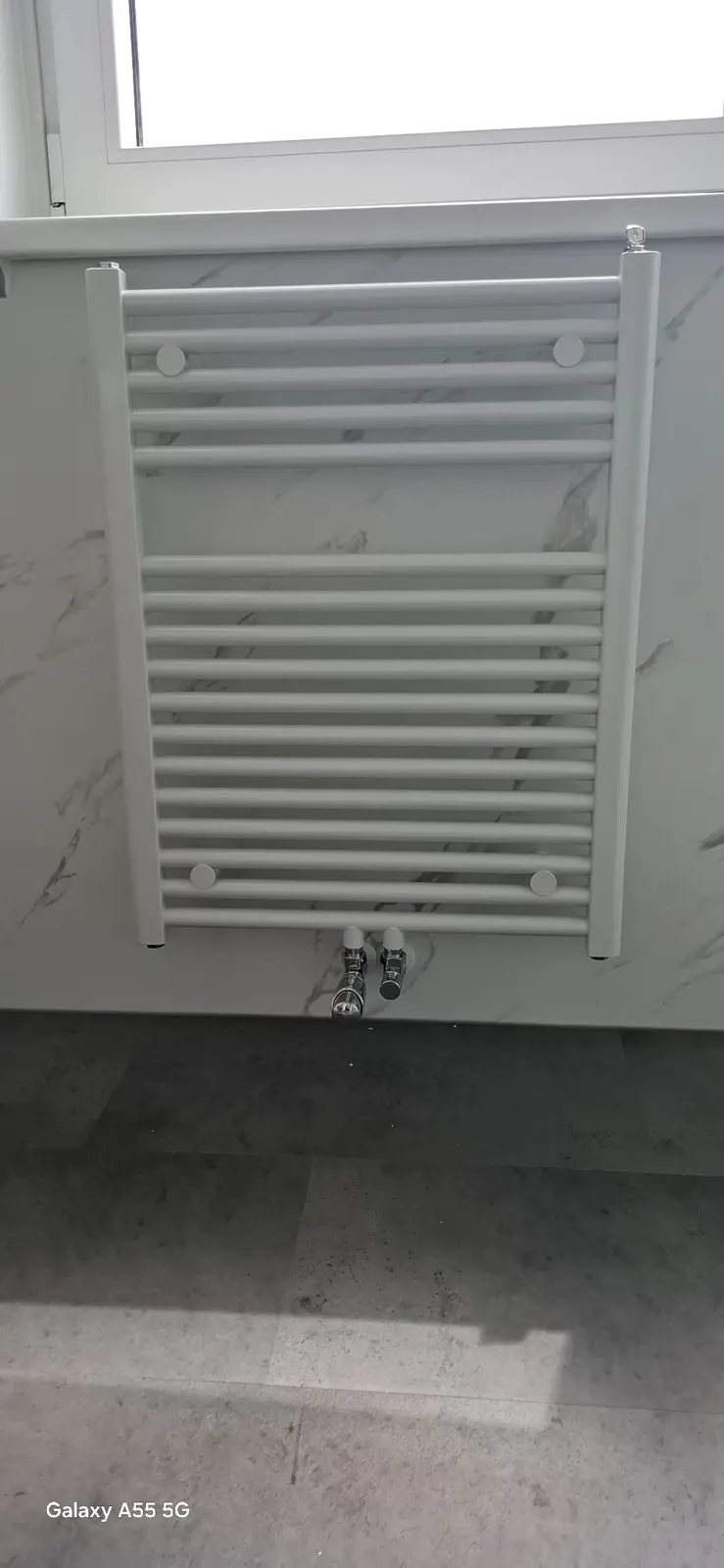Marmerlook badkamer na renovatie