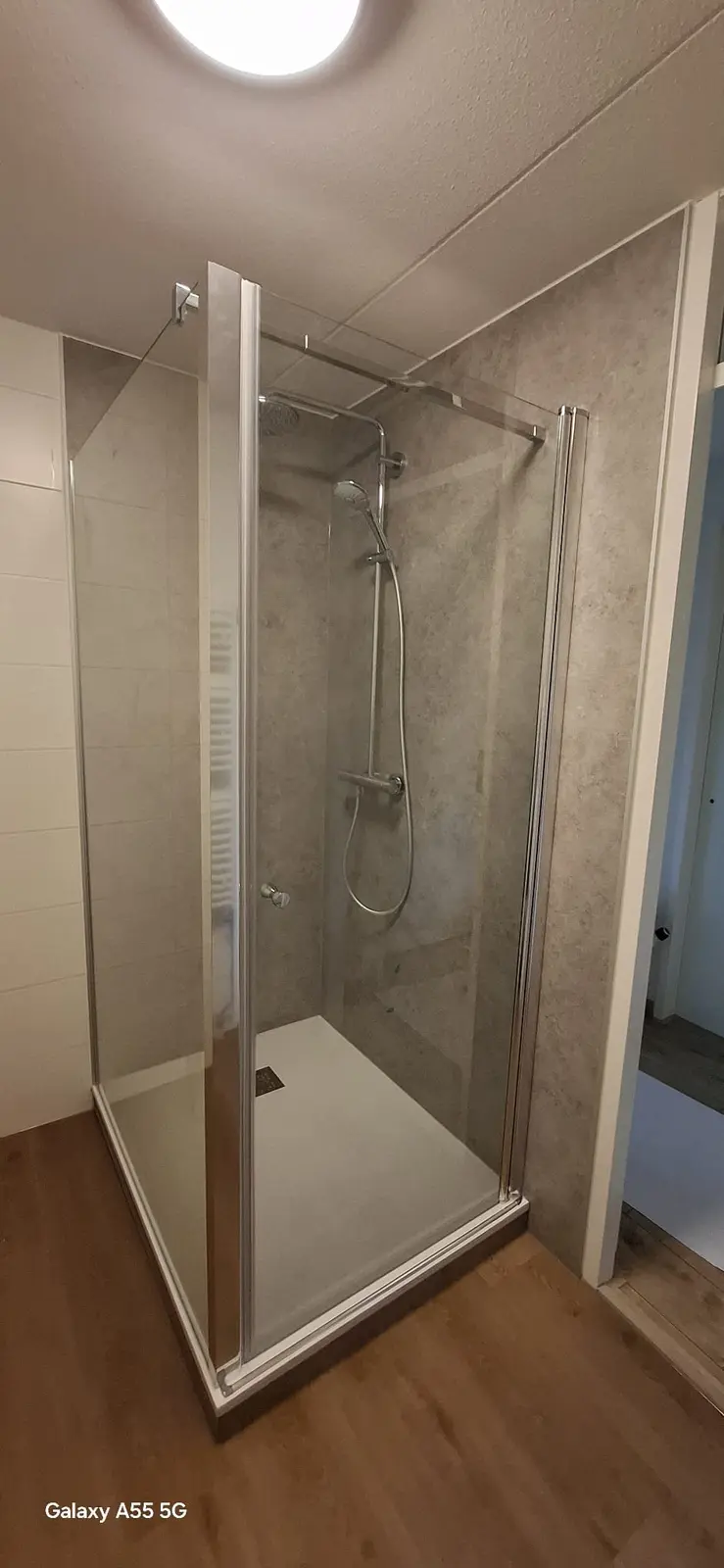 Marmerlook badkamer na renovatie