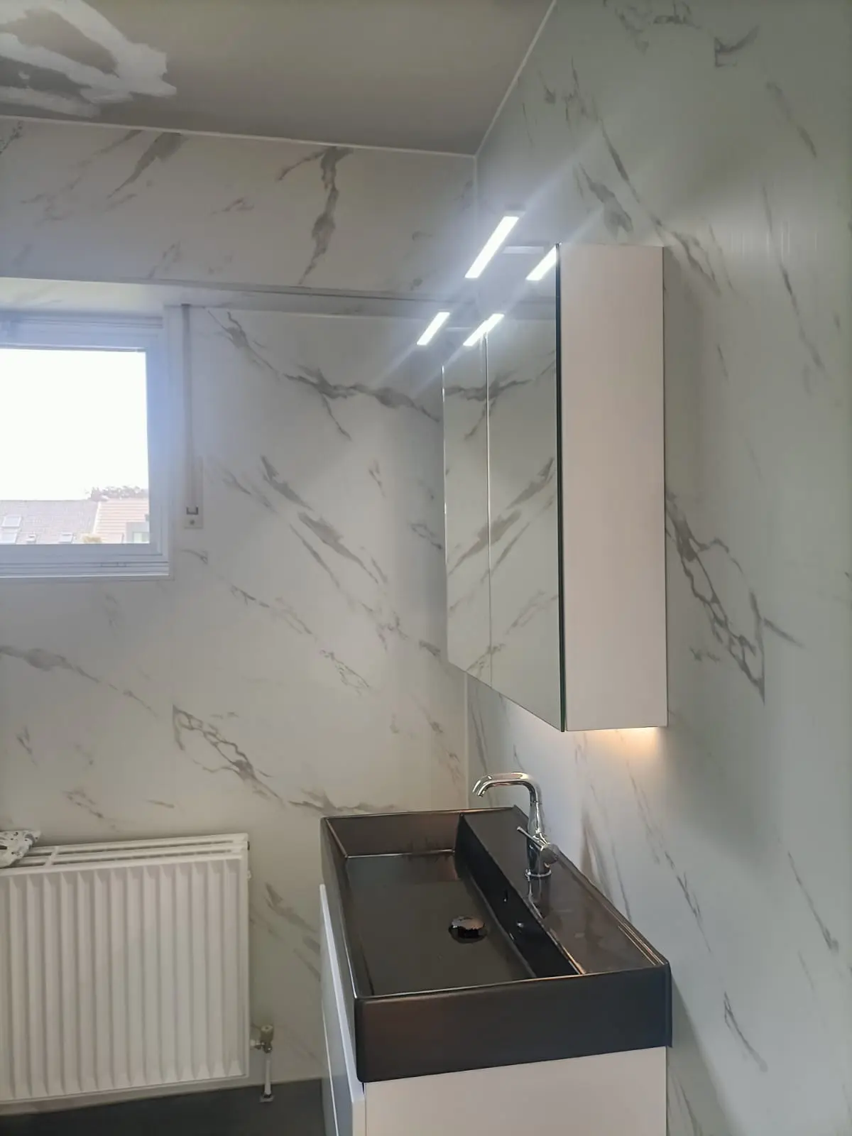 Marmerlook badkamer na renovatie