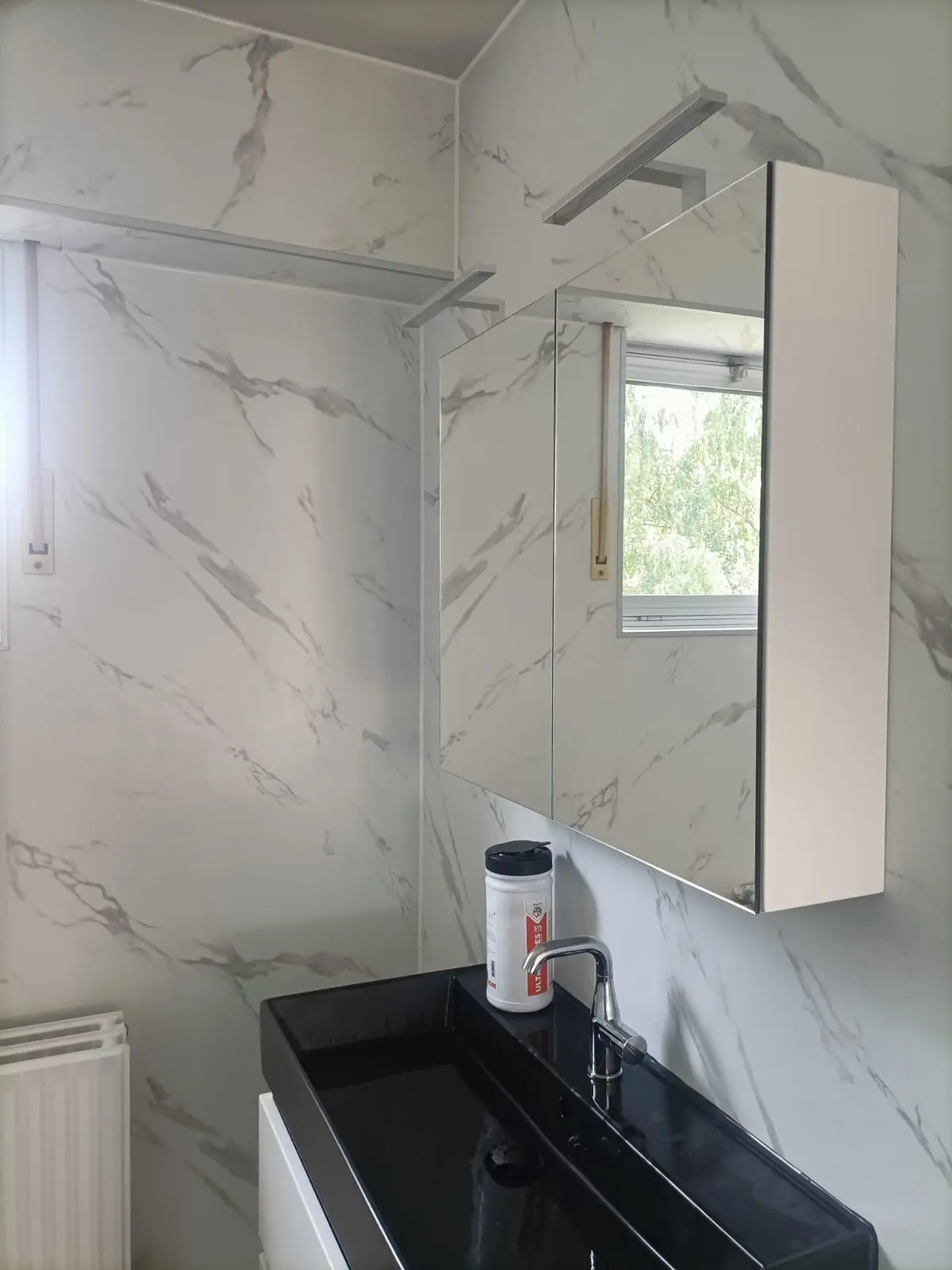 Marmerlook badkamer na renovatie