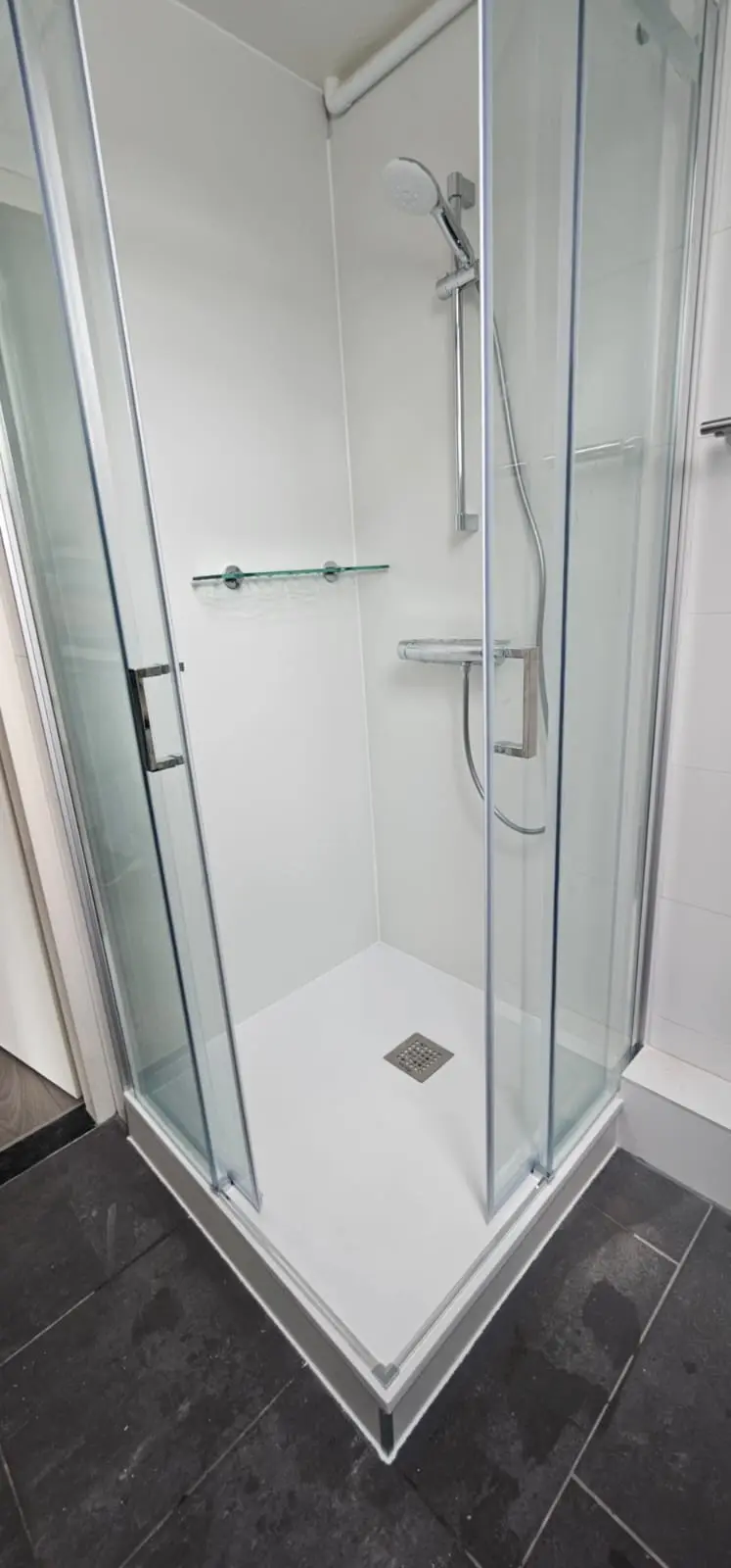 Marmerlook badkamer na renovatie