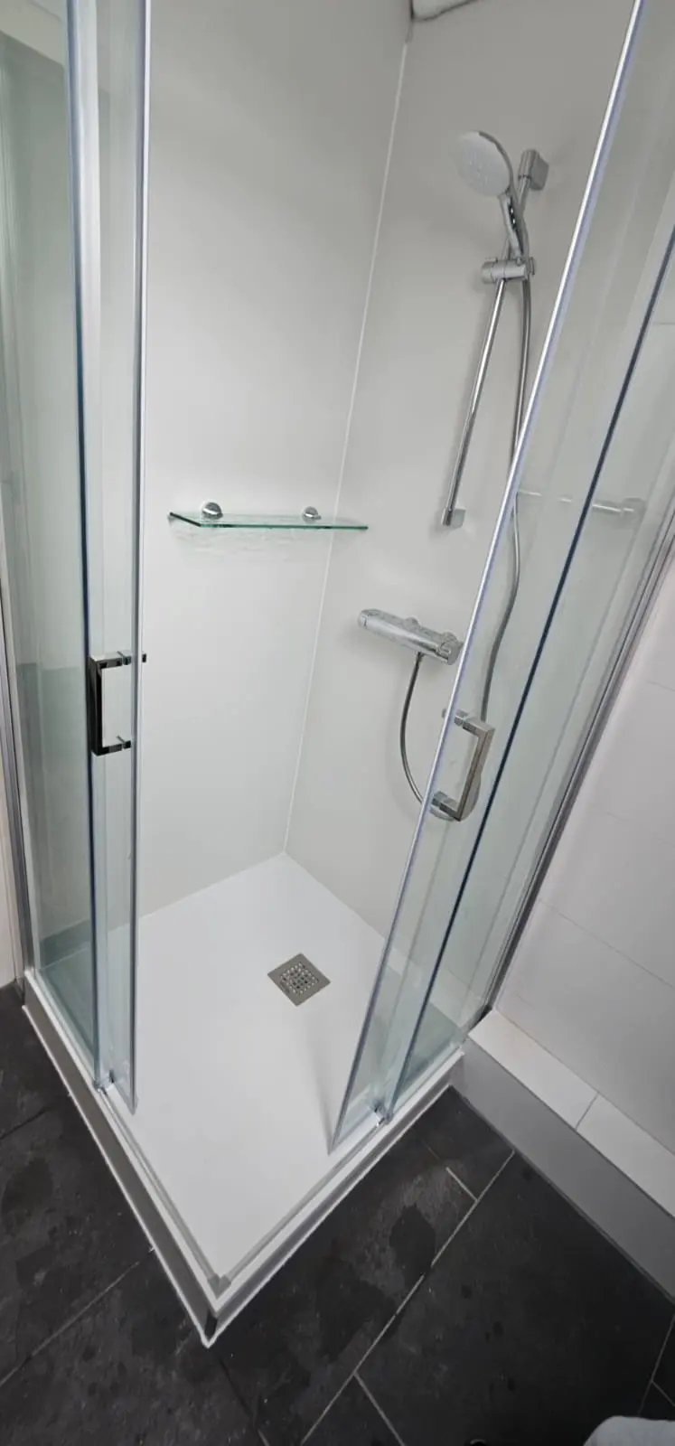 Marmerlook badkamer na renovatie