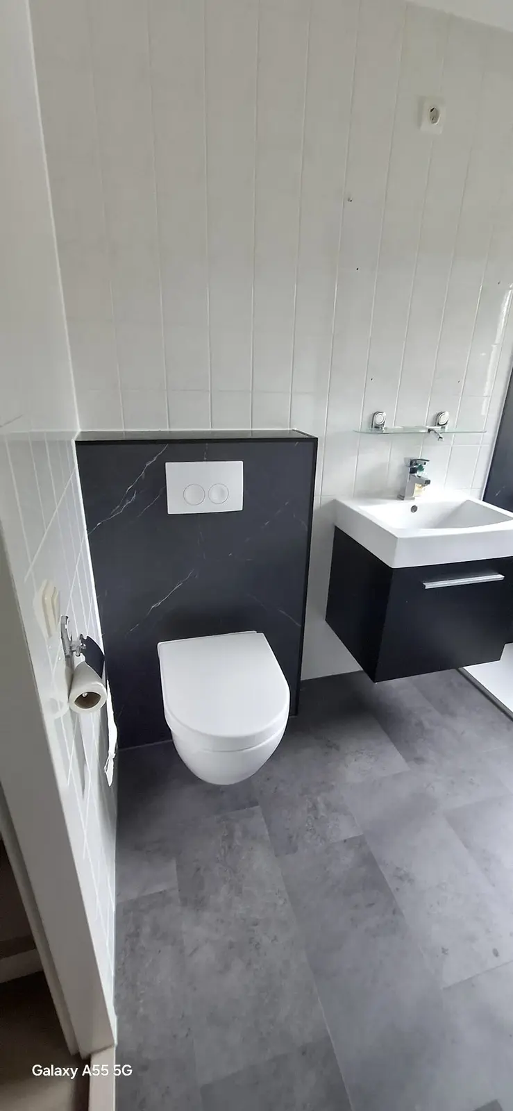 Marmerlook badkamer na renovatie