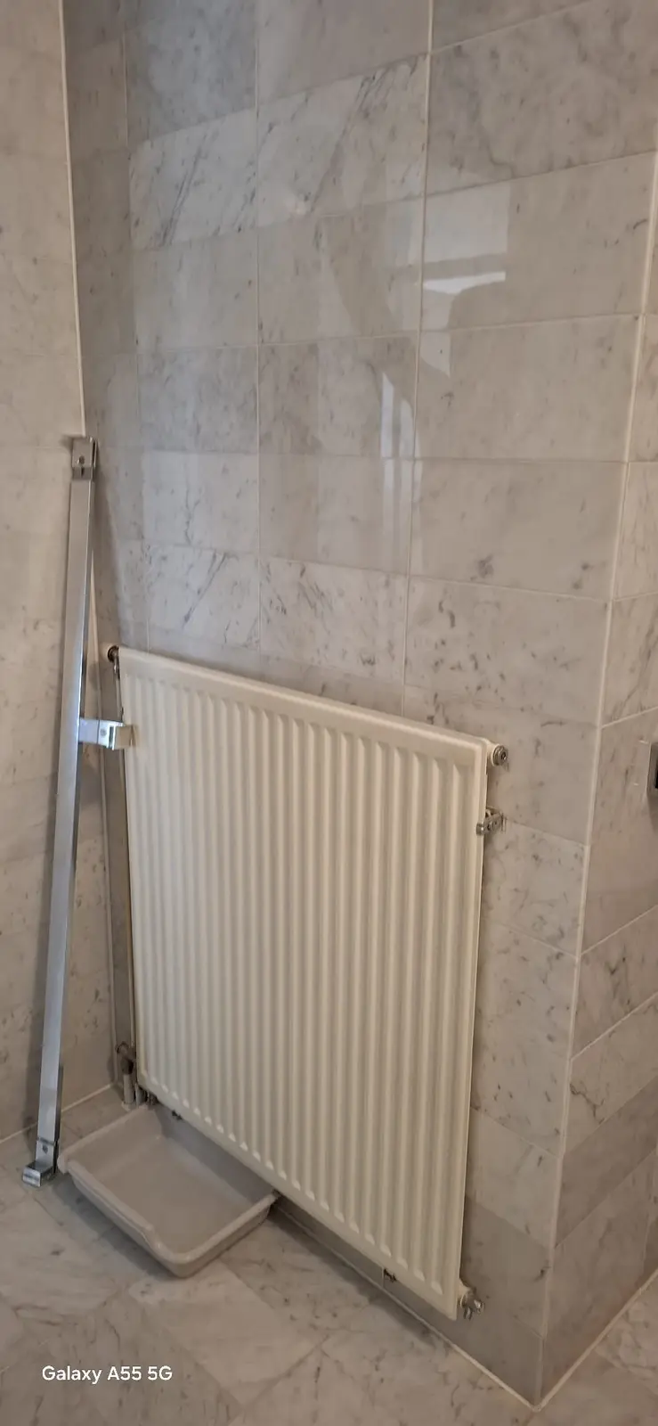 Marmerlook badkamer na renovatie