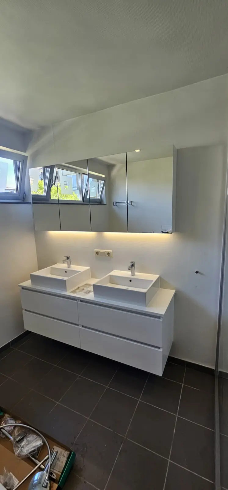 Marmerlook badkamer na renovatie
