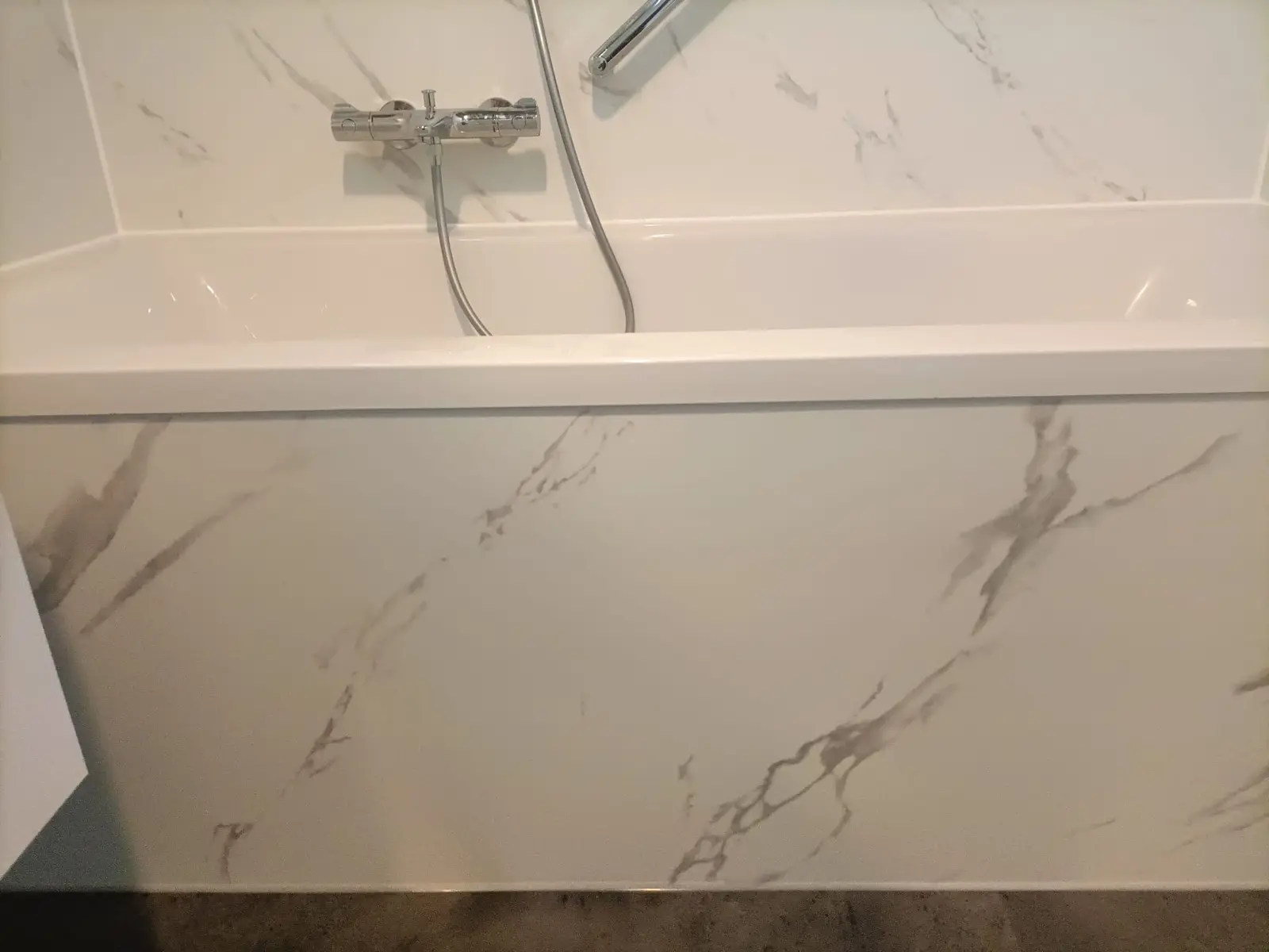 Marmerlook badkamer na renovatie