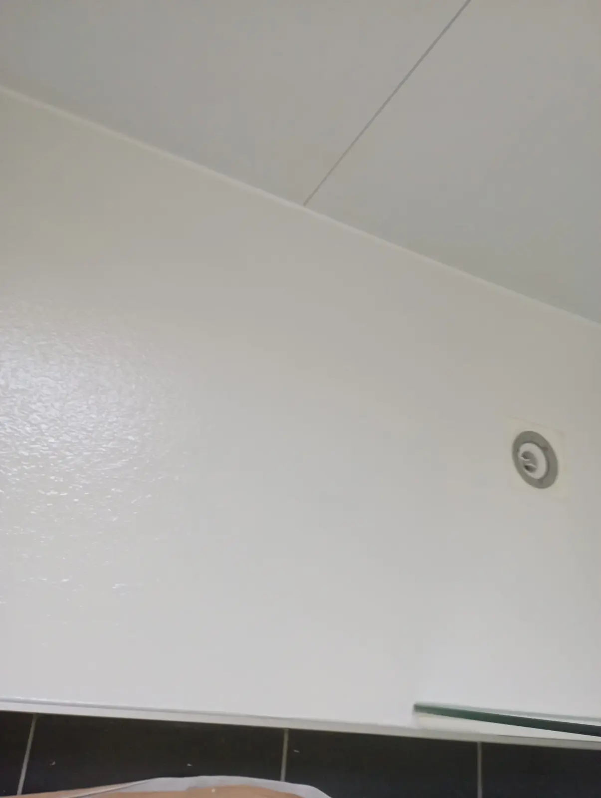 Marmerlook badkamer na renovatie
