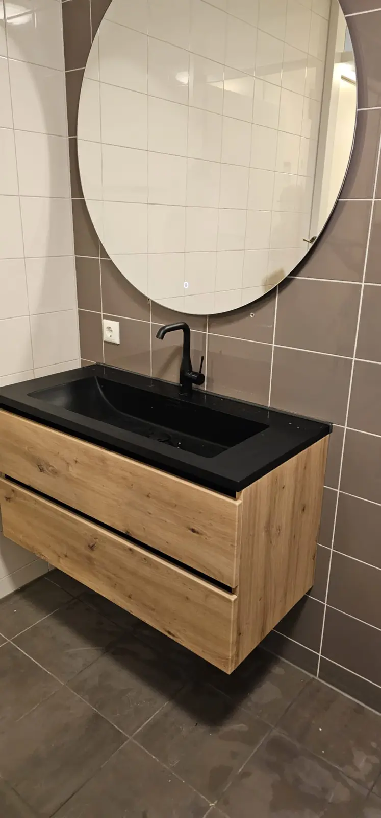 Marmerlook badkamer na renovatie