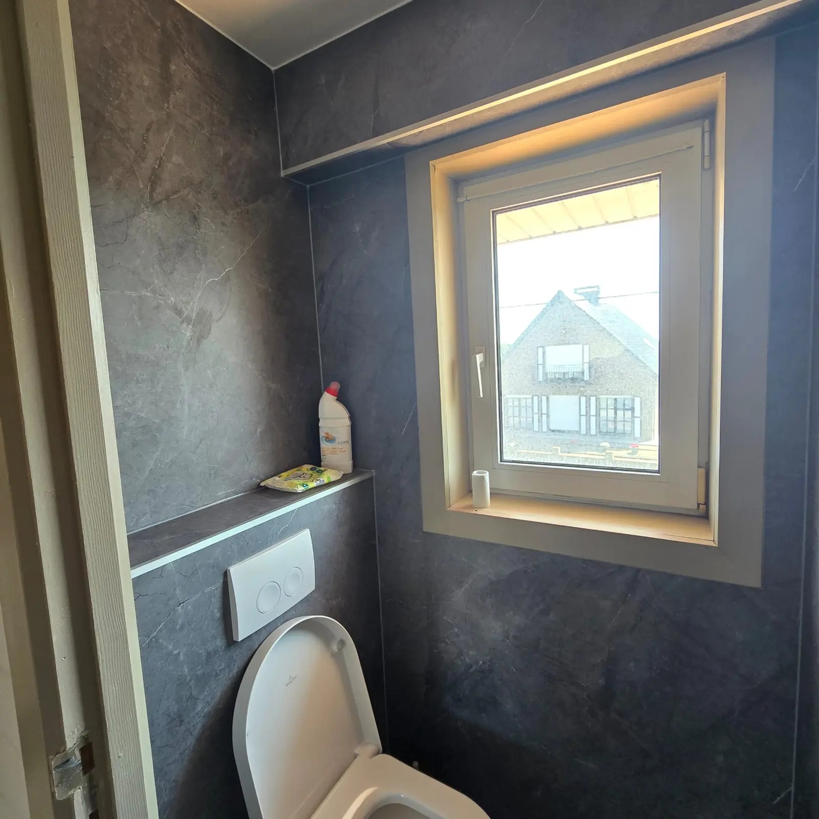 Marmerlook badkamer na renovatie