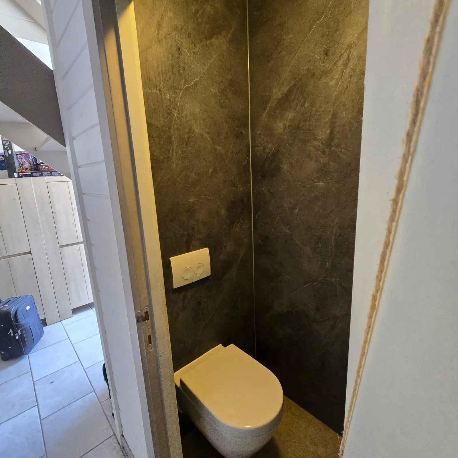 Marmerlook badkamer na renovatie