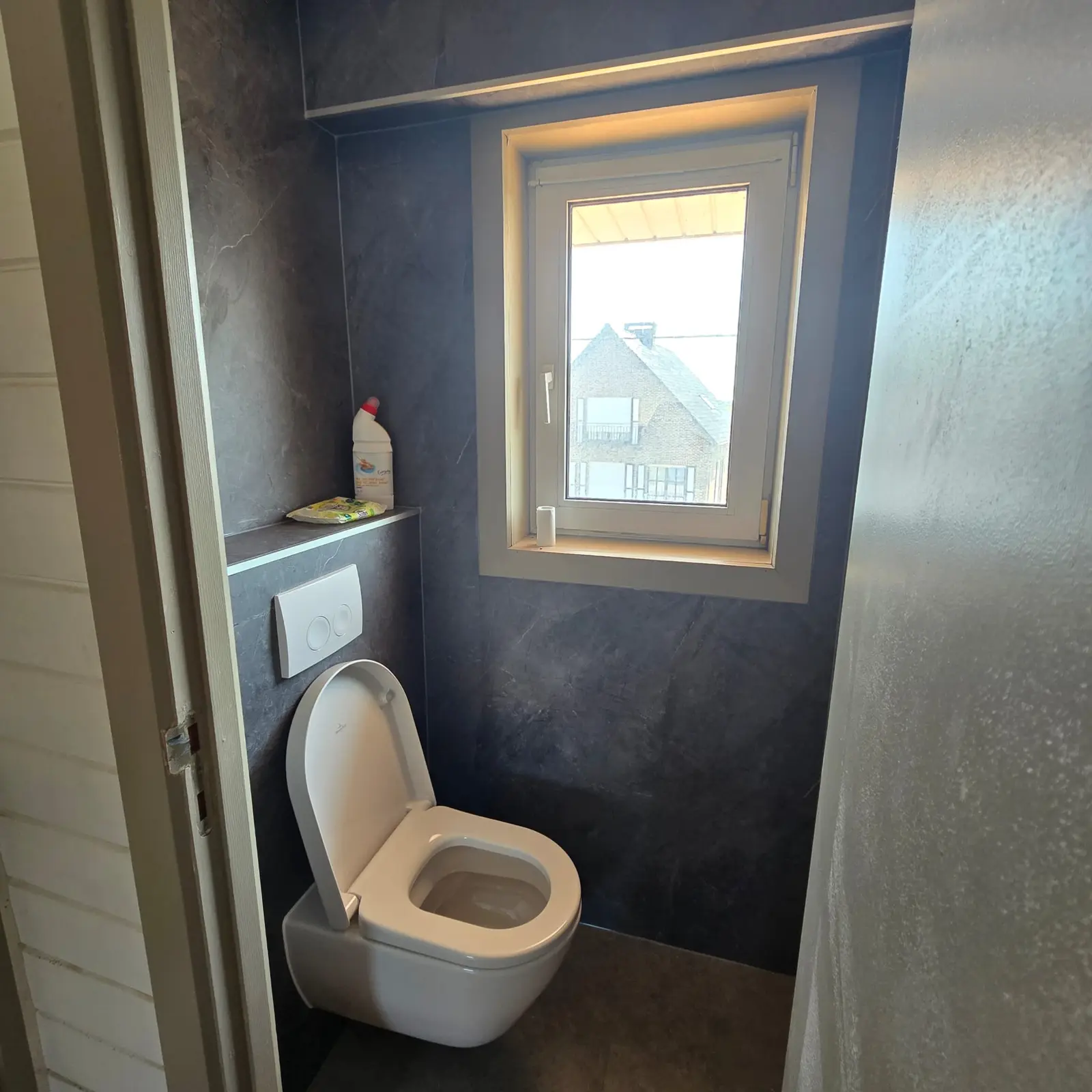 Marmerlook badkamer na renovatie