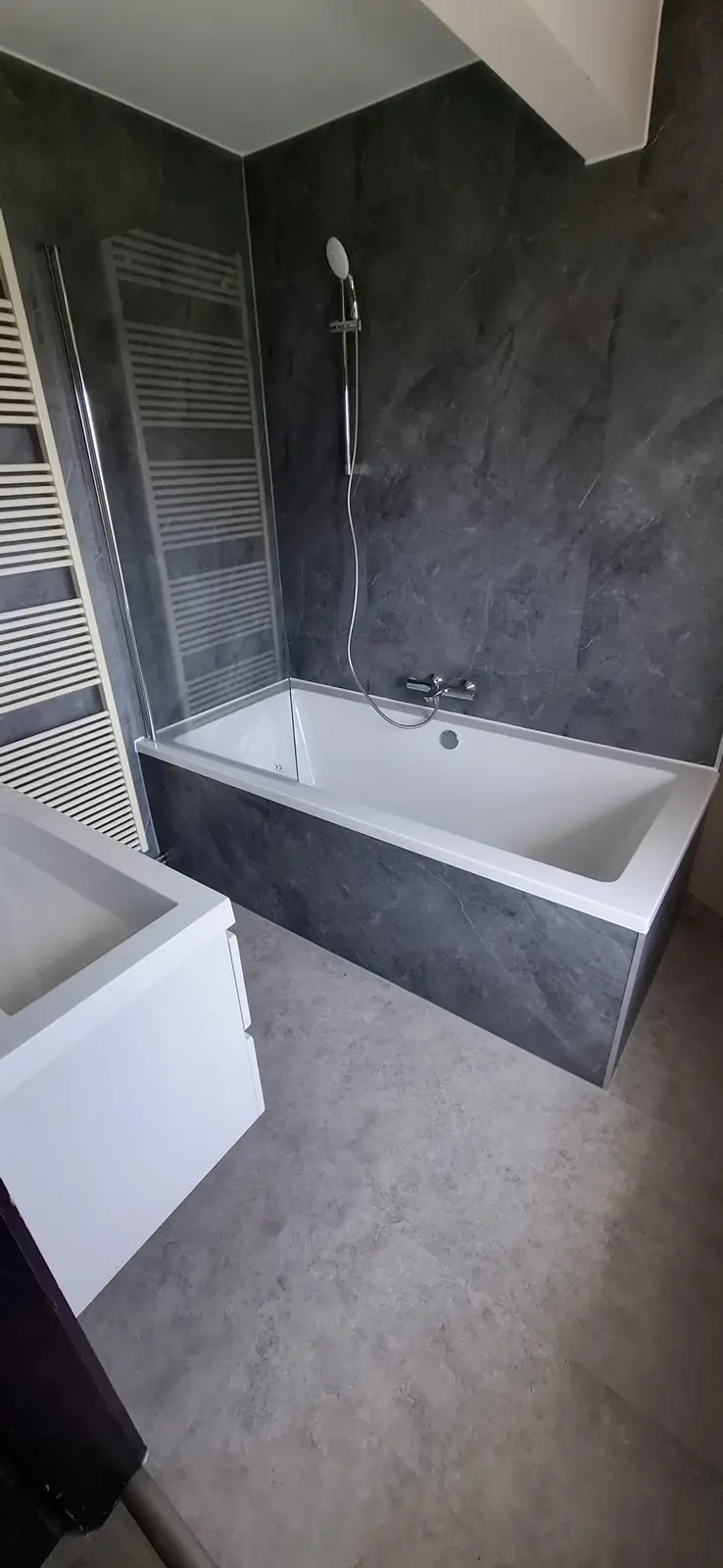 Marmerlook badkamer na renovatie