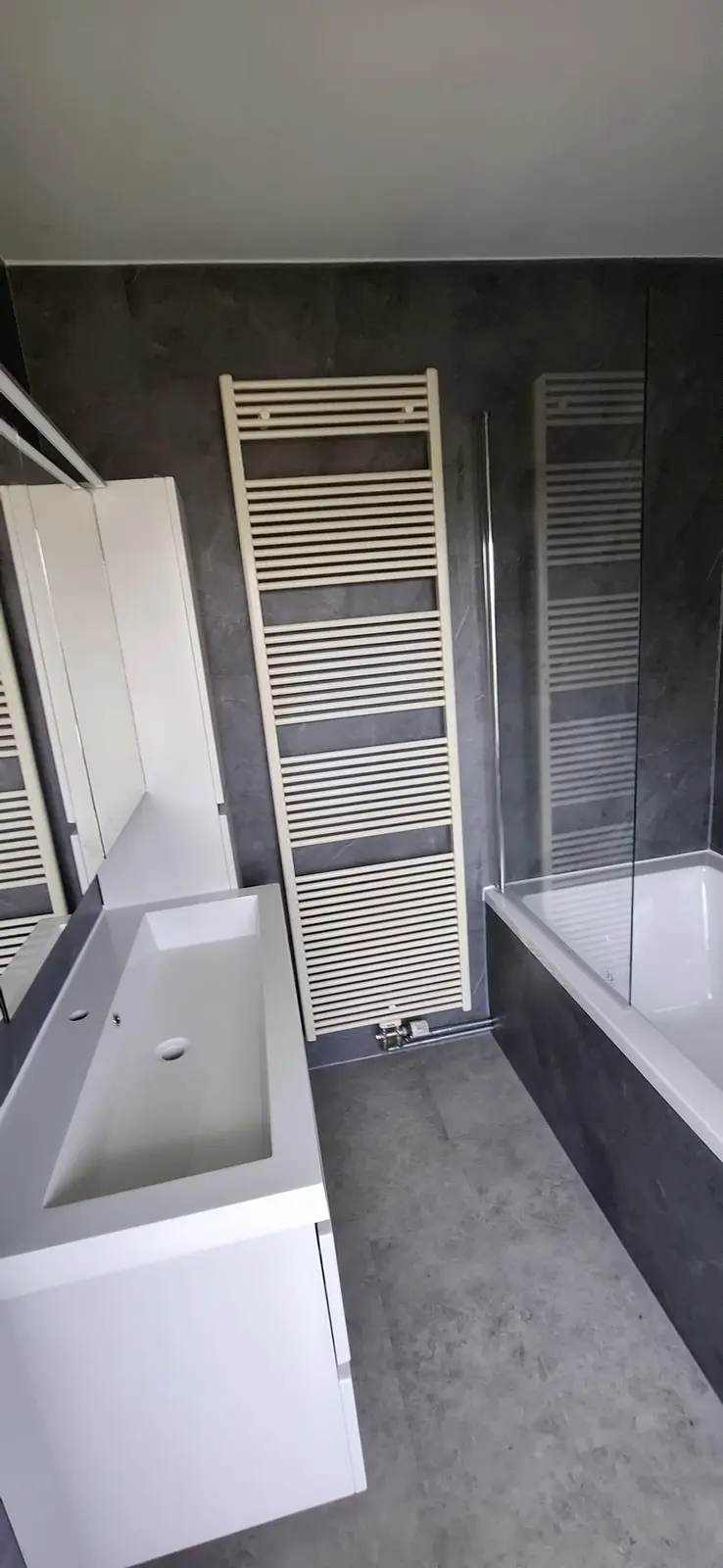 Marmerlook badkamer na renovatie