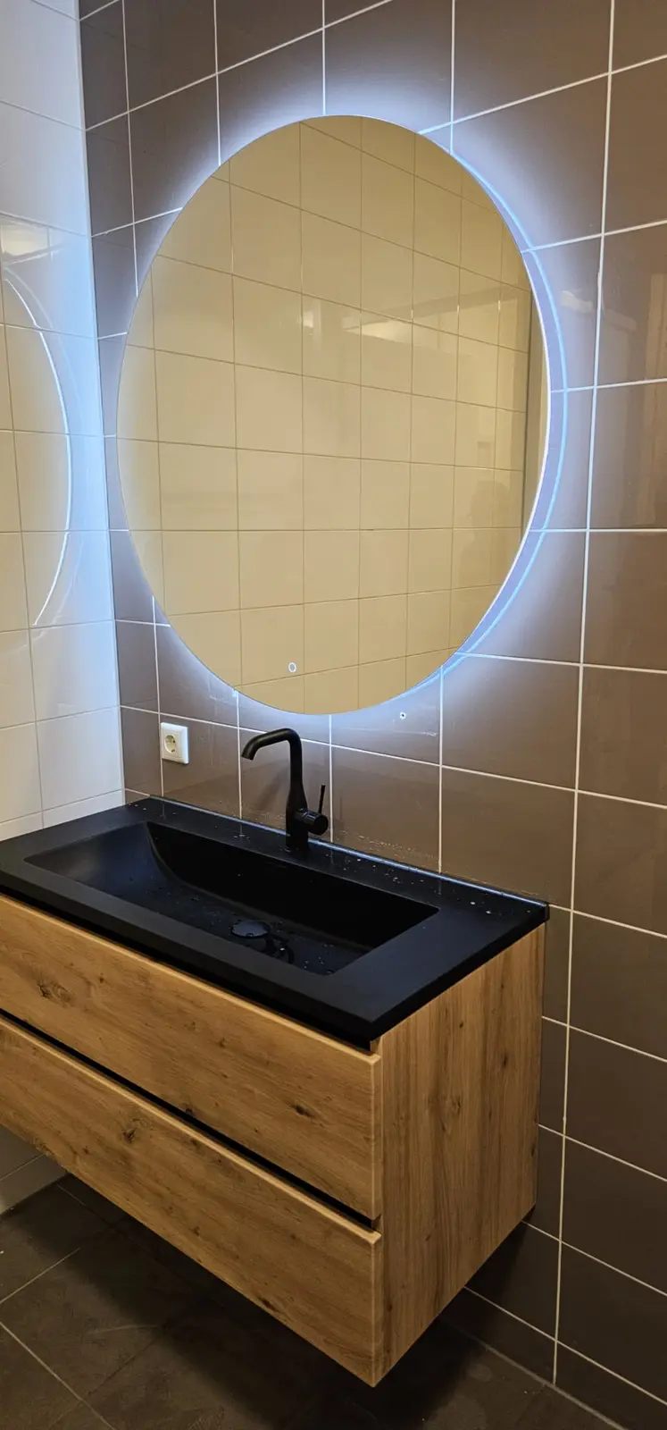 Marmerlook badkamer na renovatie