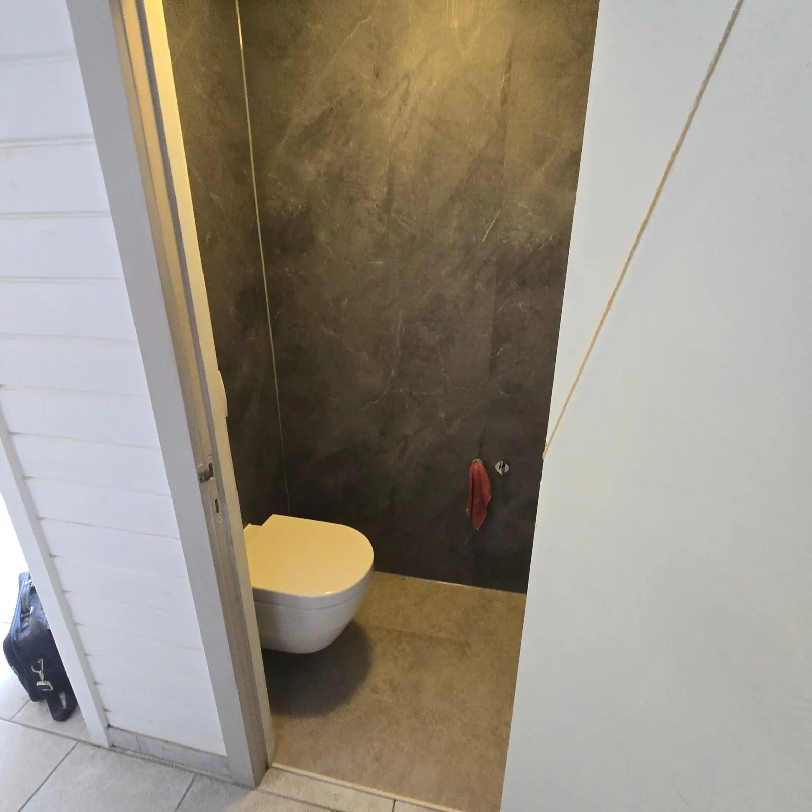 Marmerlook badkamer na renovatie