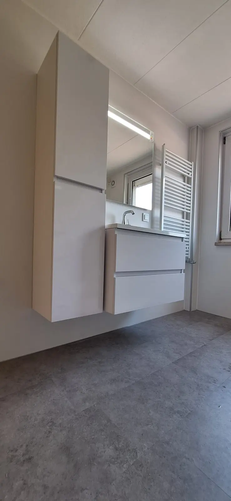Marmerlook badkamer na renovatie