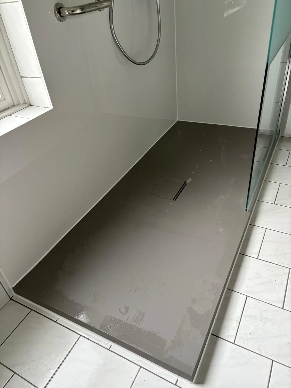 Marmerlook badkamer na renovatie