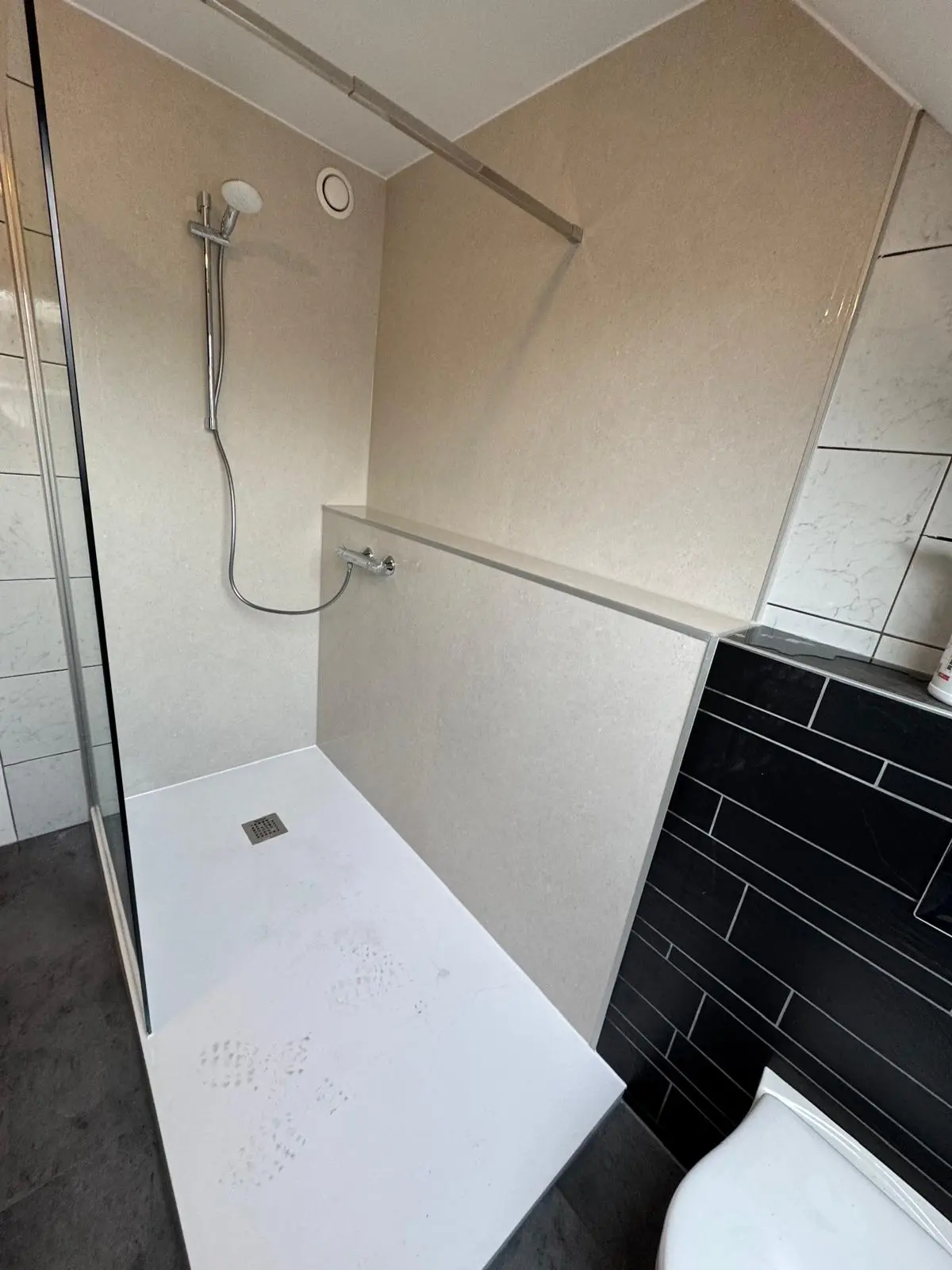 Marmerlook badkamer na renovatie