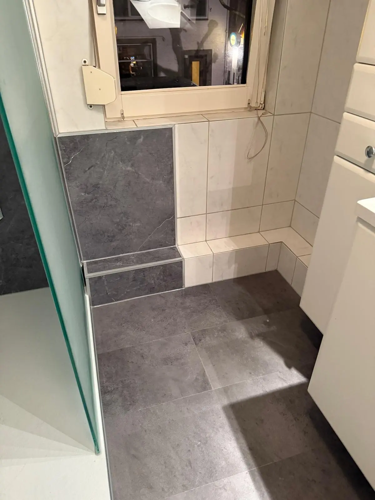 Marmerlook badkamer na renovatie