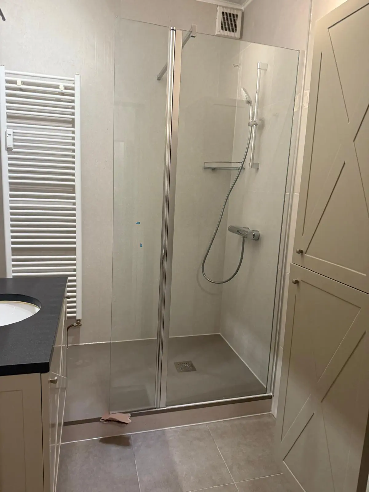 Marmerlook badkamer na renovatie
