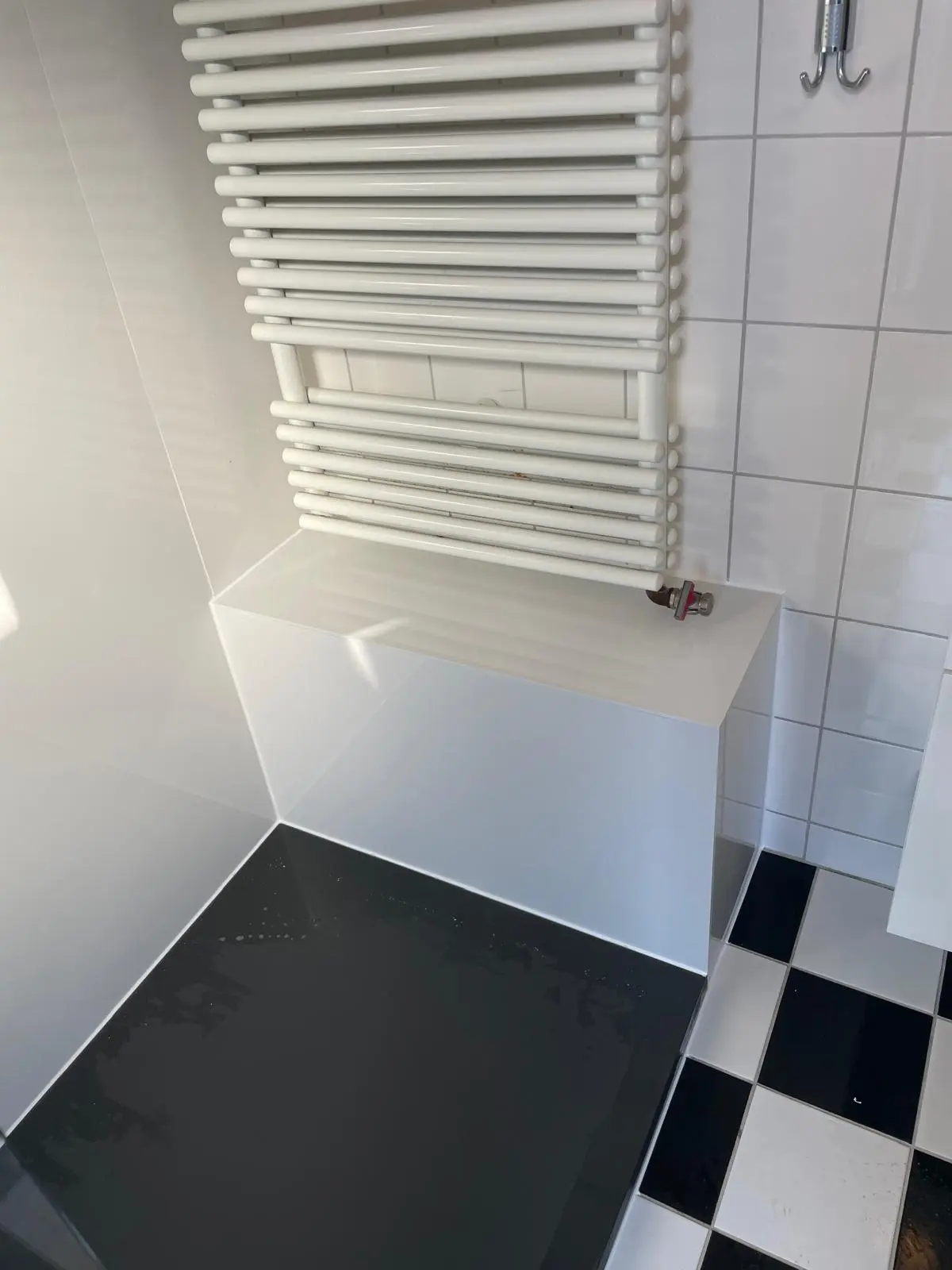 Marmerlook badkamer na renovatie