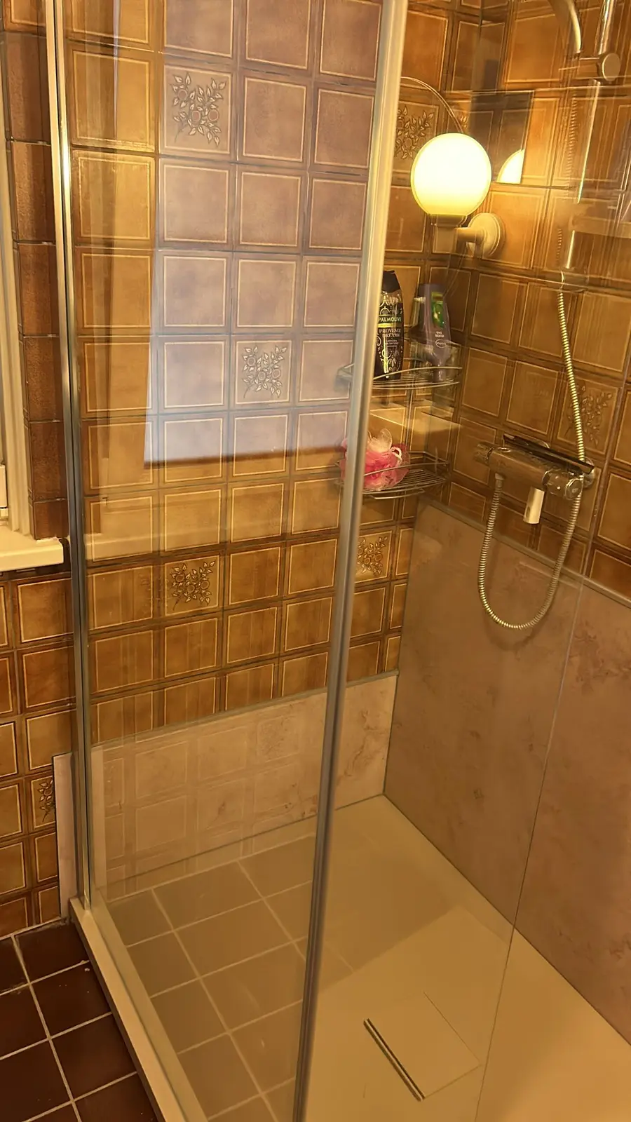 Marmerlook badkamer na renovatie