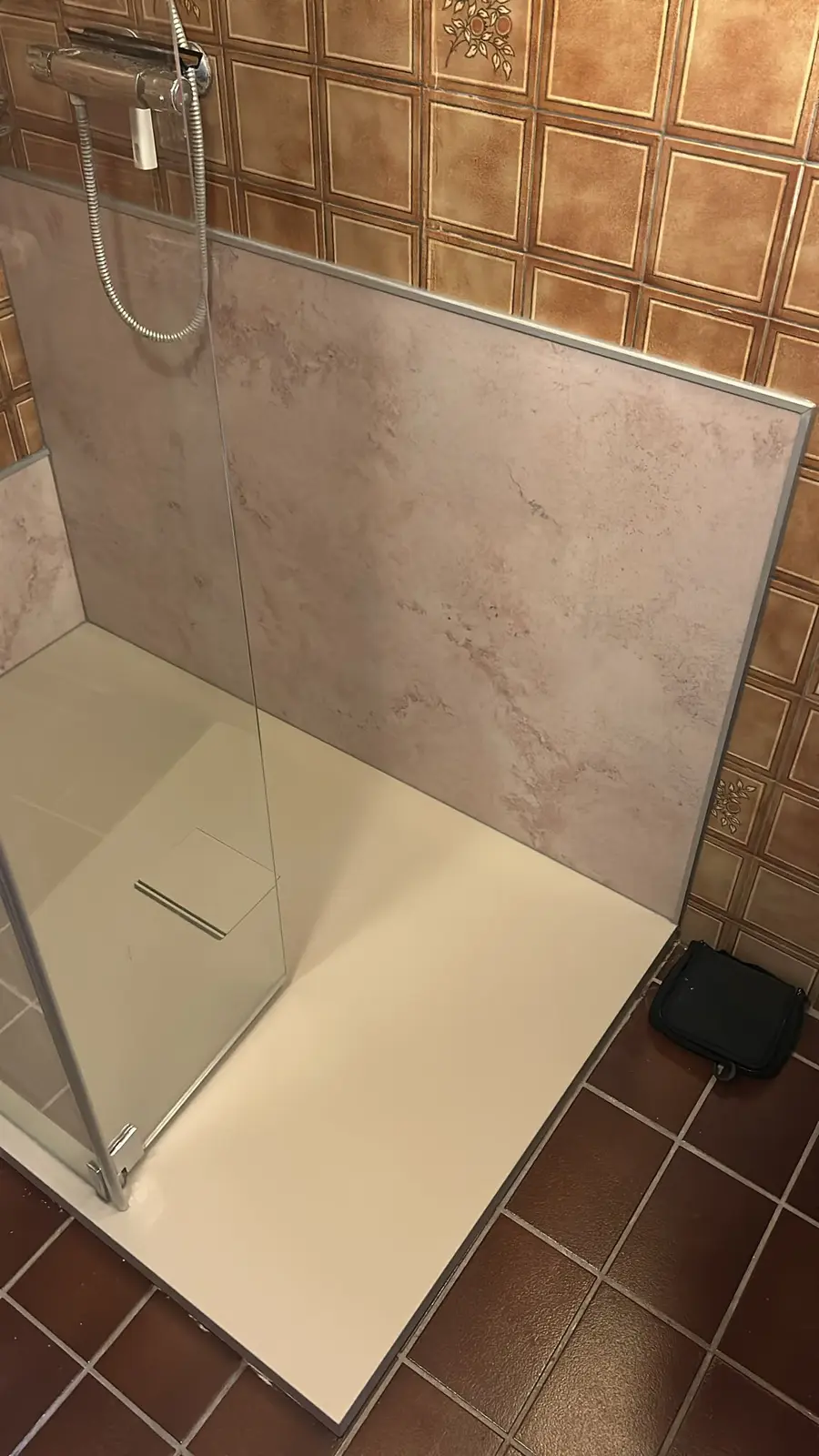 Marmerlook badkamer na renovatie