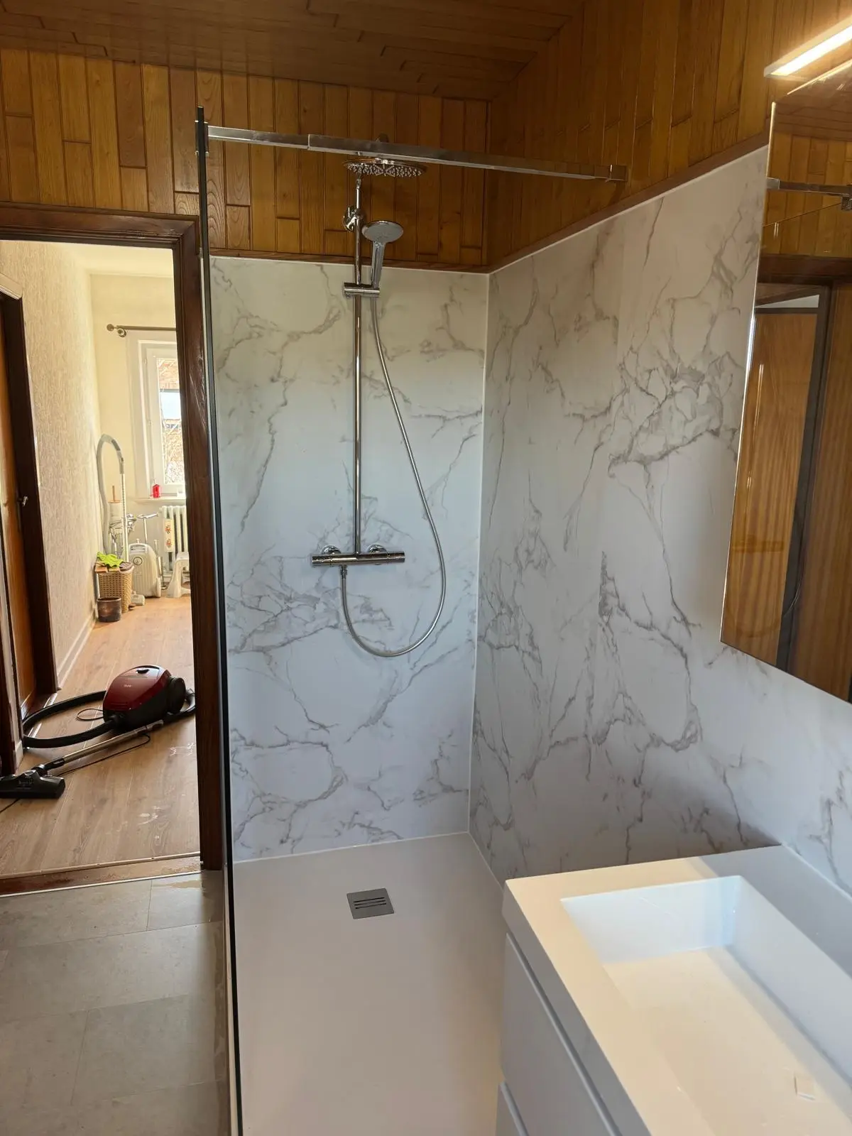 Marmerlook badkamer na renovatie