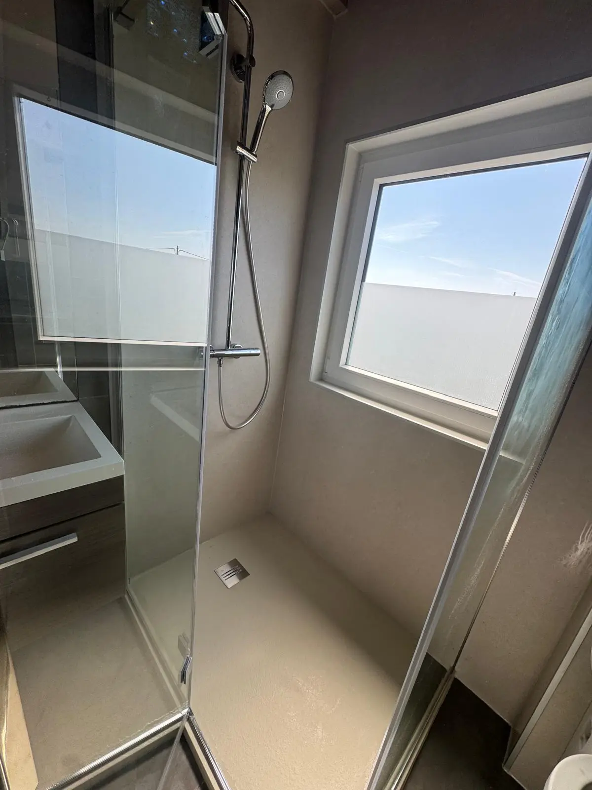 Marmerlook badkamer na renovatie
