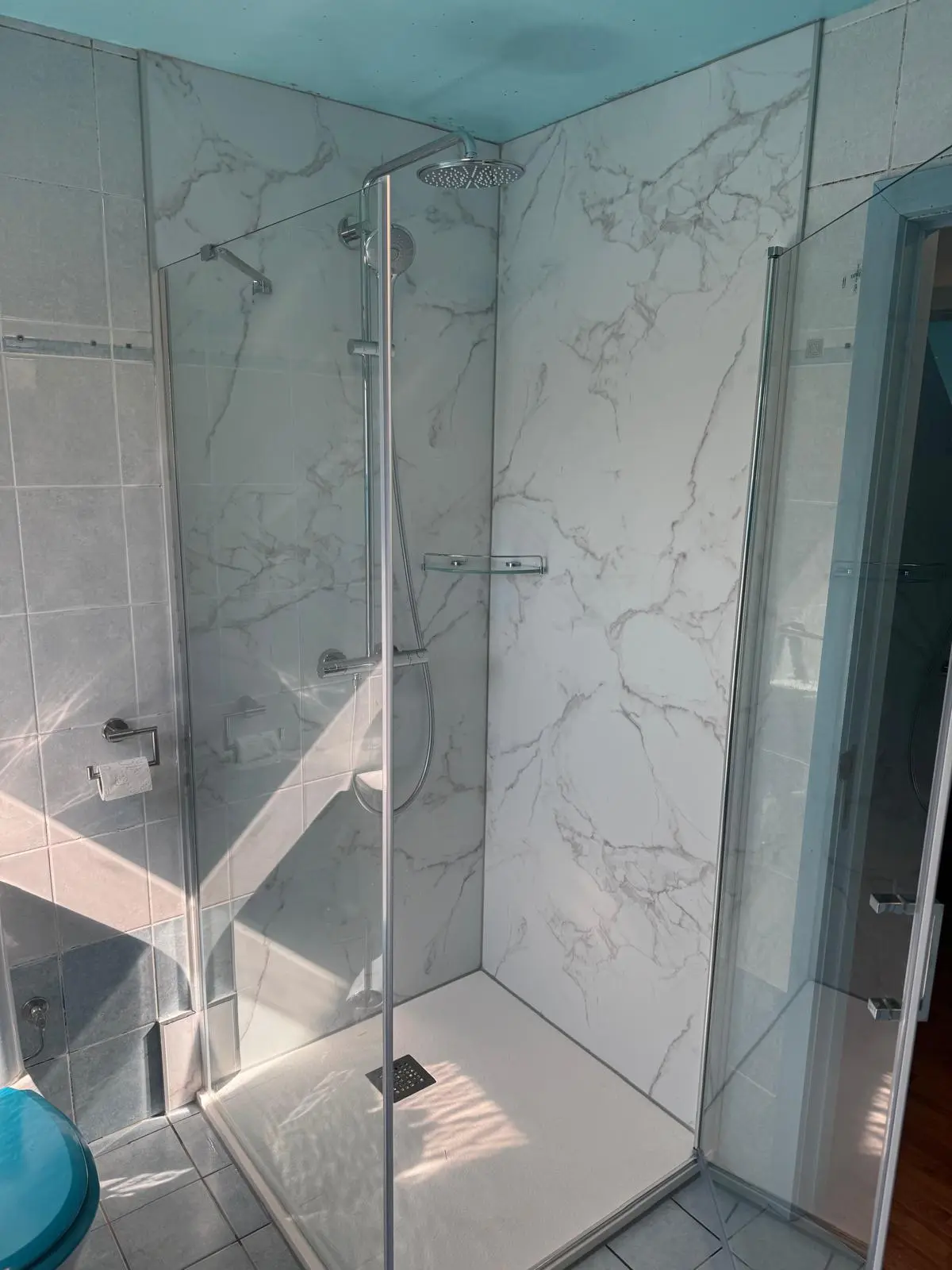 Marmerlook badkamer na renovatie