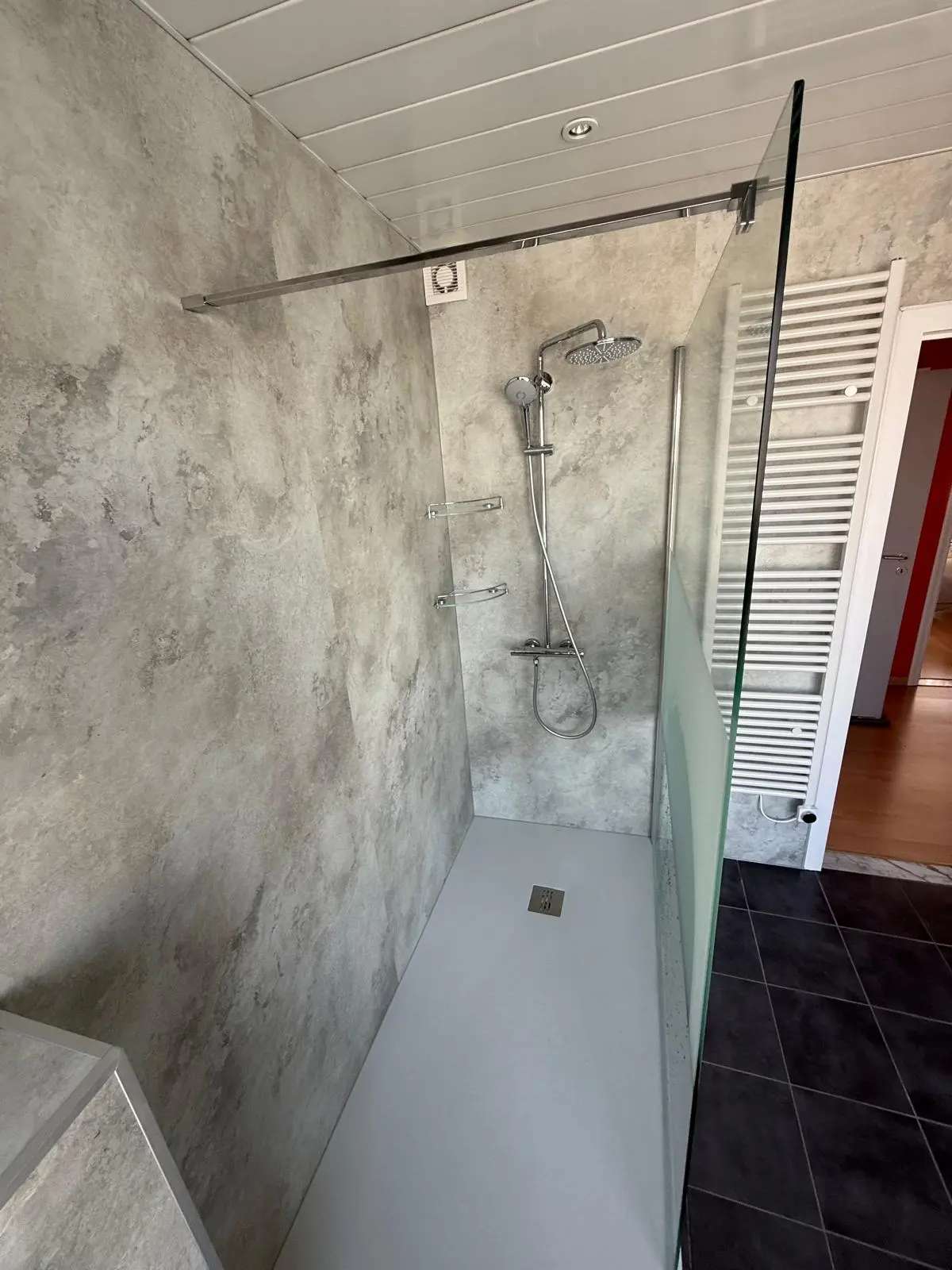 Marmerlook badkamer na renovatie