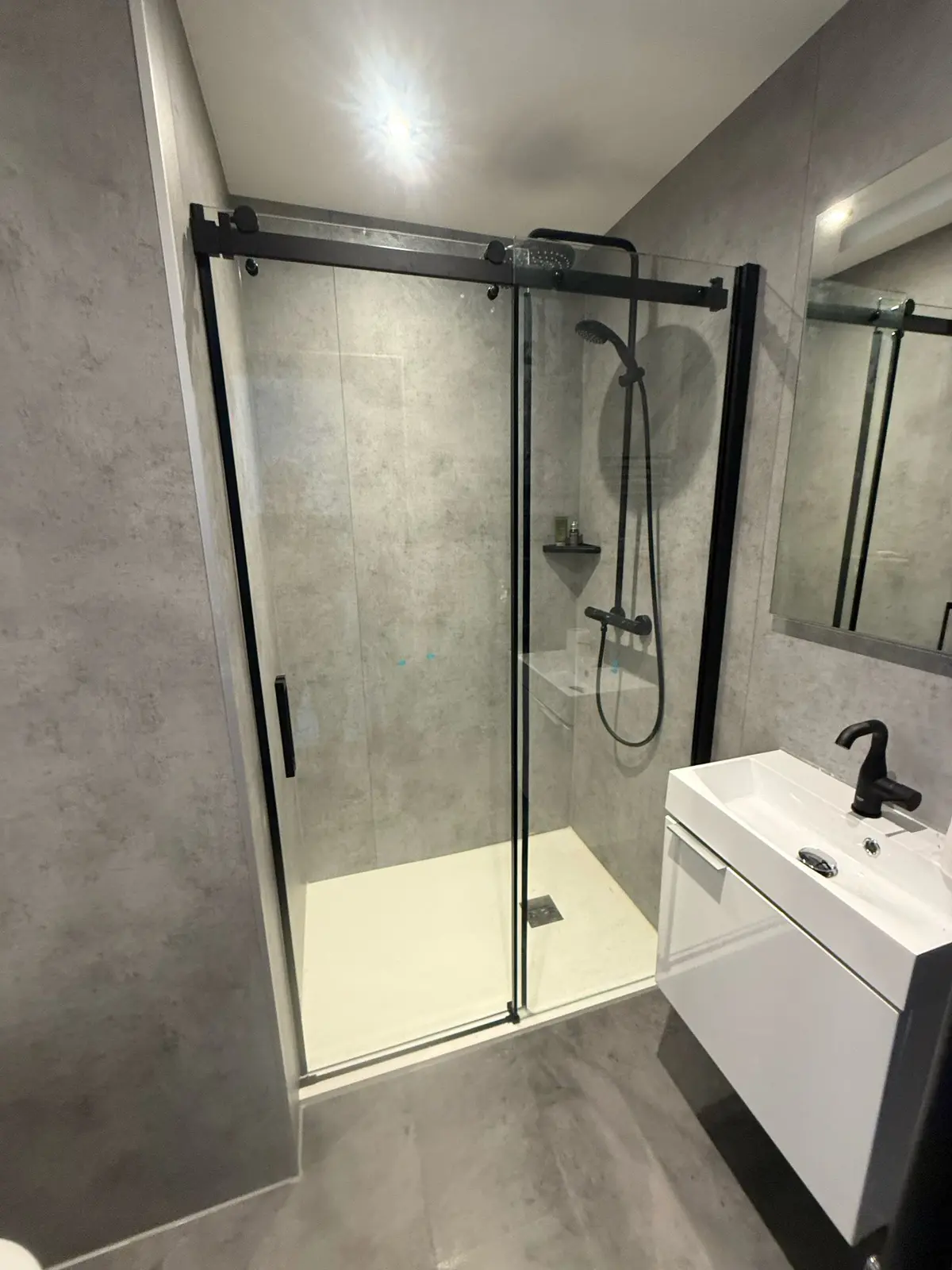 Marmerlook badkamer na renovatie