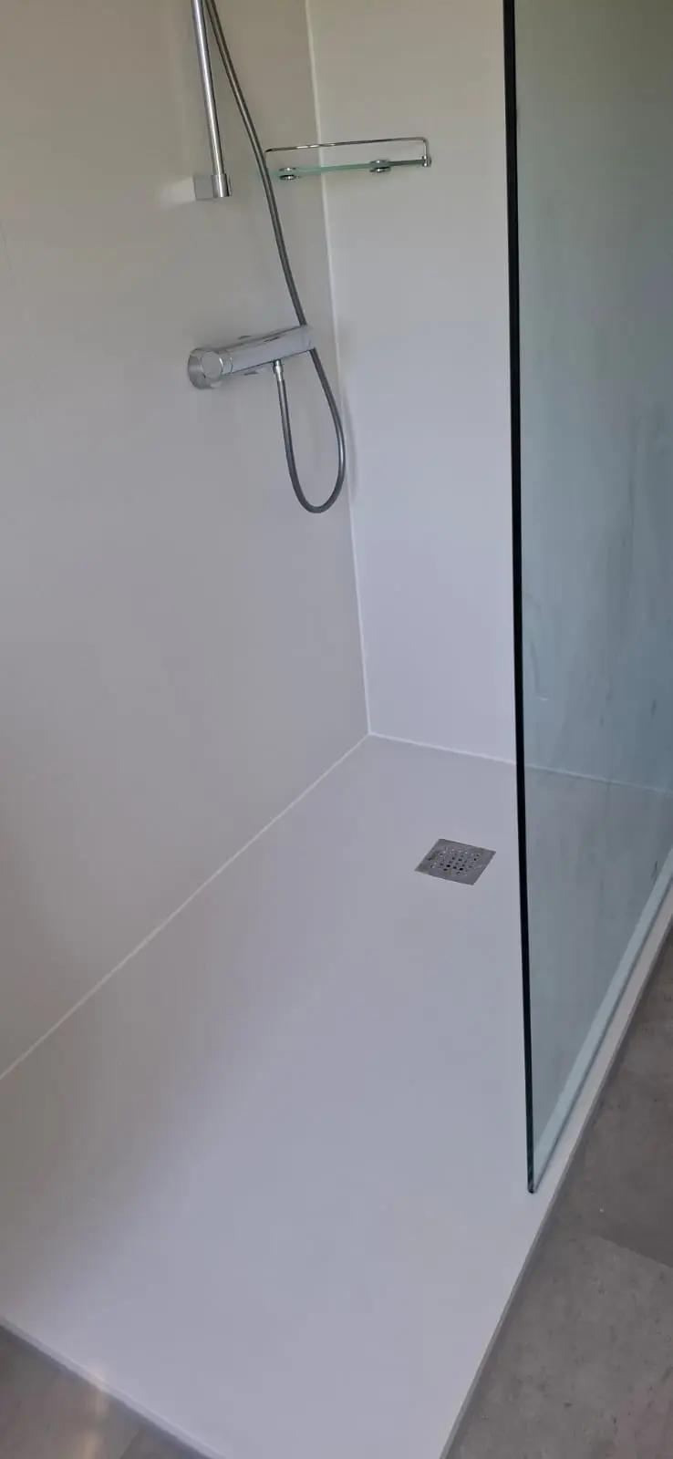 Marmerlook badkamer na renovatie