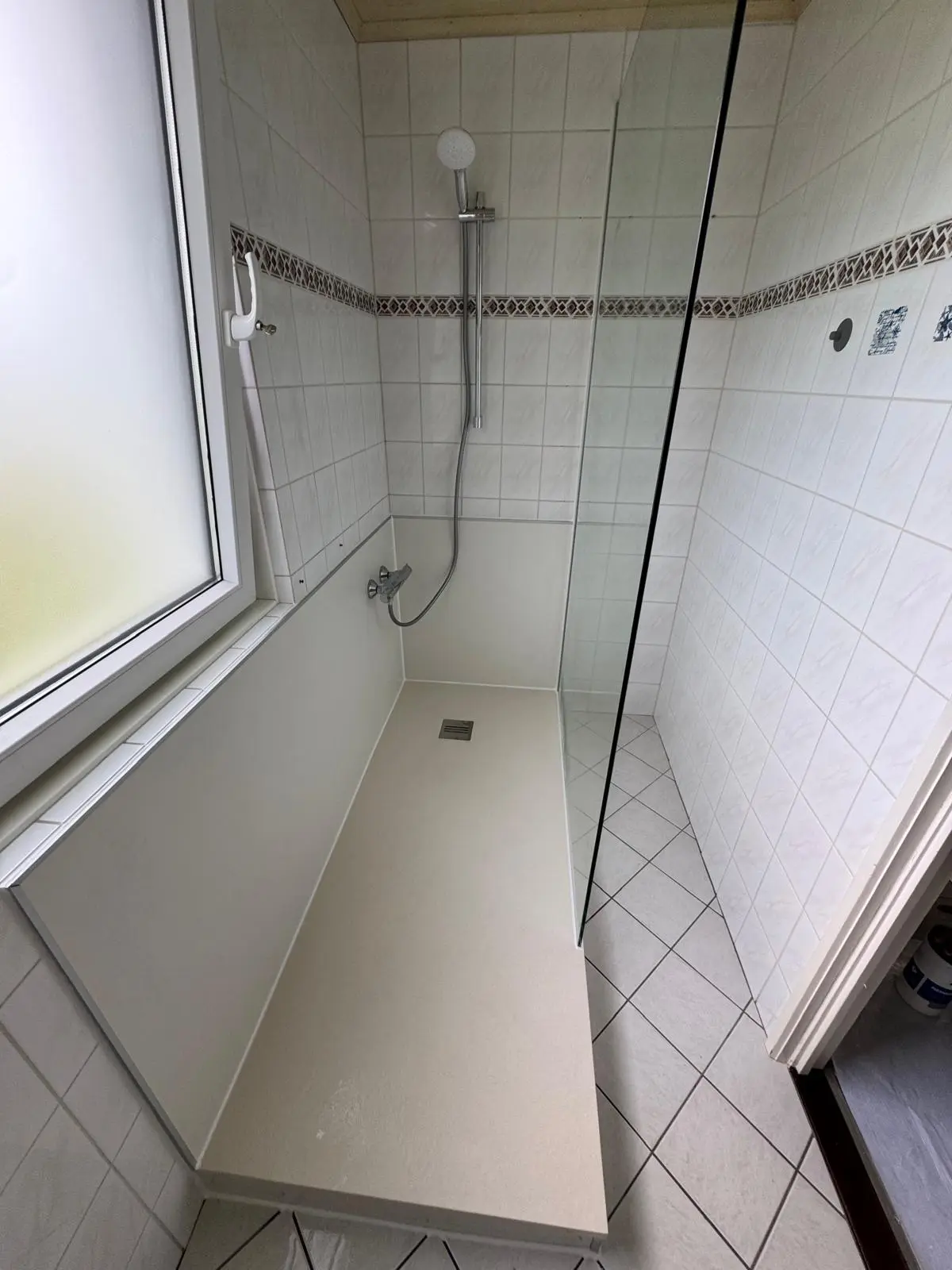 Marmerlook badkamer na renovatie